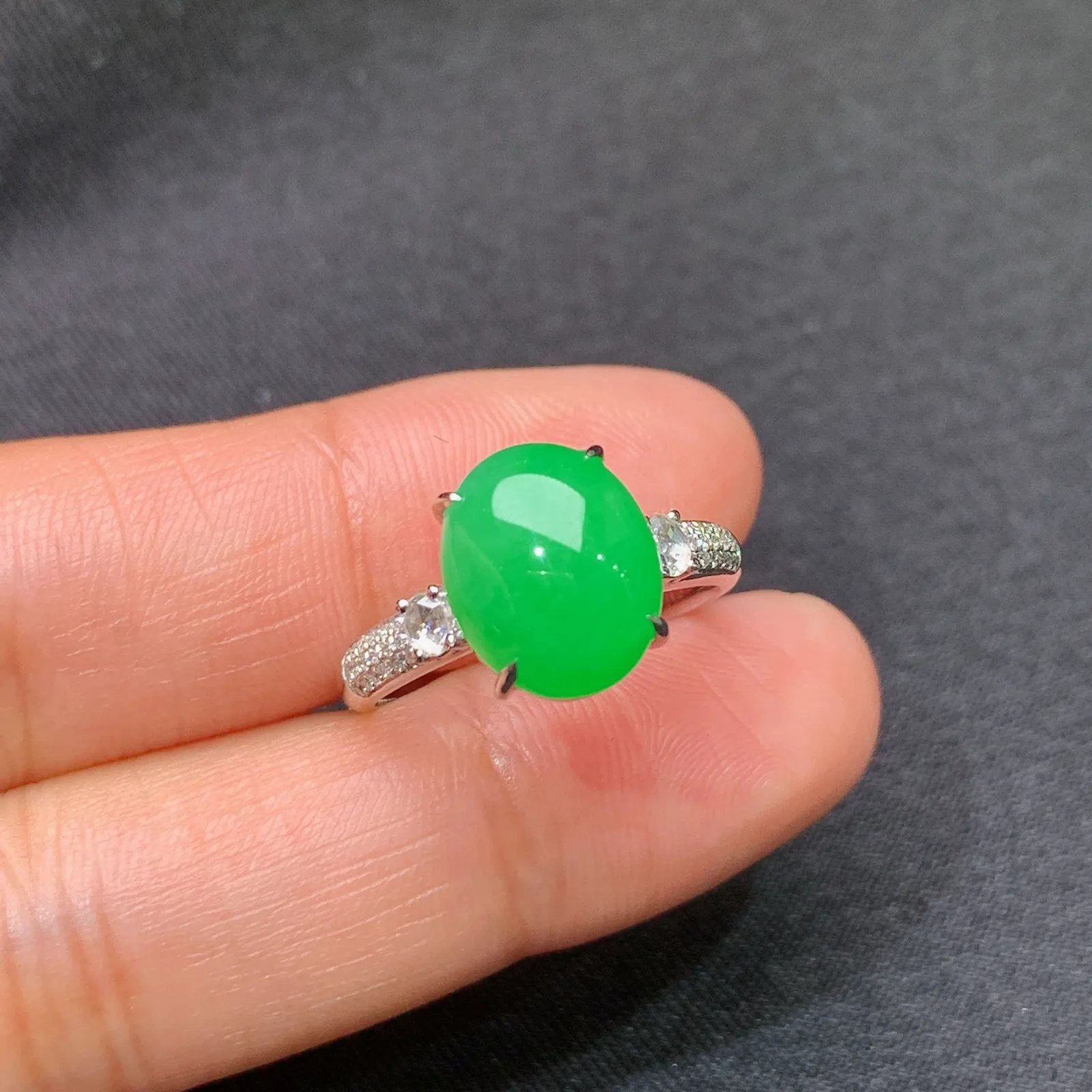 阳绿蛋面戒指，18k金镶嵌，简约时尚，冰润色阳，种水足，圈口14 尺寸10.8*8.8*3.9