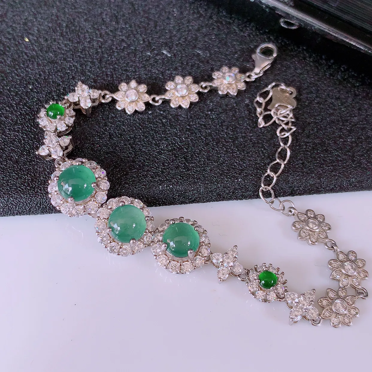 冰透满绿翡翠925银镶嵌手链，自然光实拍，翠色灵动，颜色漂亮，种老水足，品相佳，佩戴佳品！#97.11取一整体10*10*7.2裸石6-6