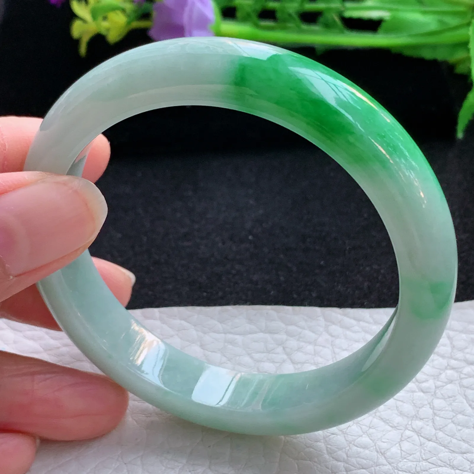 js自然光56*12*7.8平安镯 翡翠a货玉手镯辣绿宽边珠宝玉手环