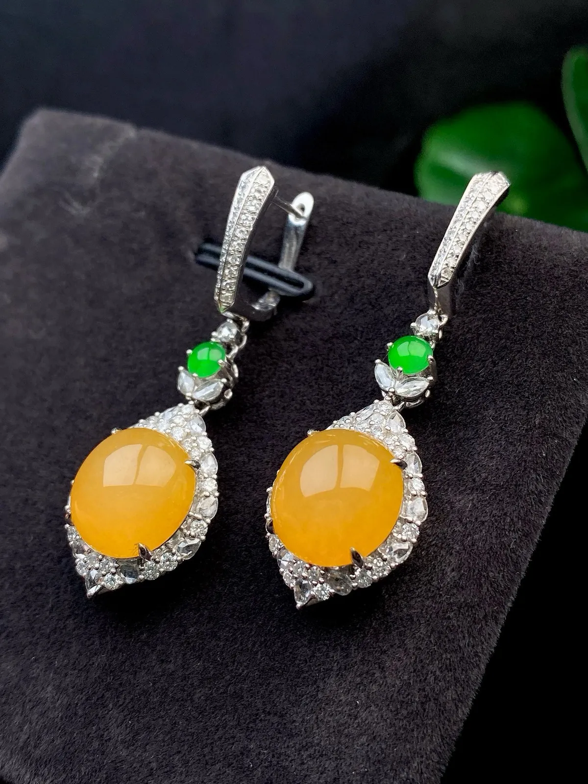 【冰种黄翡蛋面耳坠】质地细腻，种水上乘，纯净通透，收藏品质，18k金钻豪华镶嵌，裸石尺寸11.2*10.5*5.6毫米