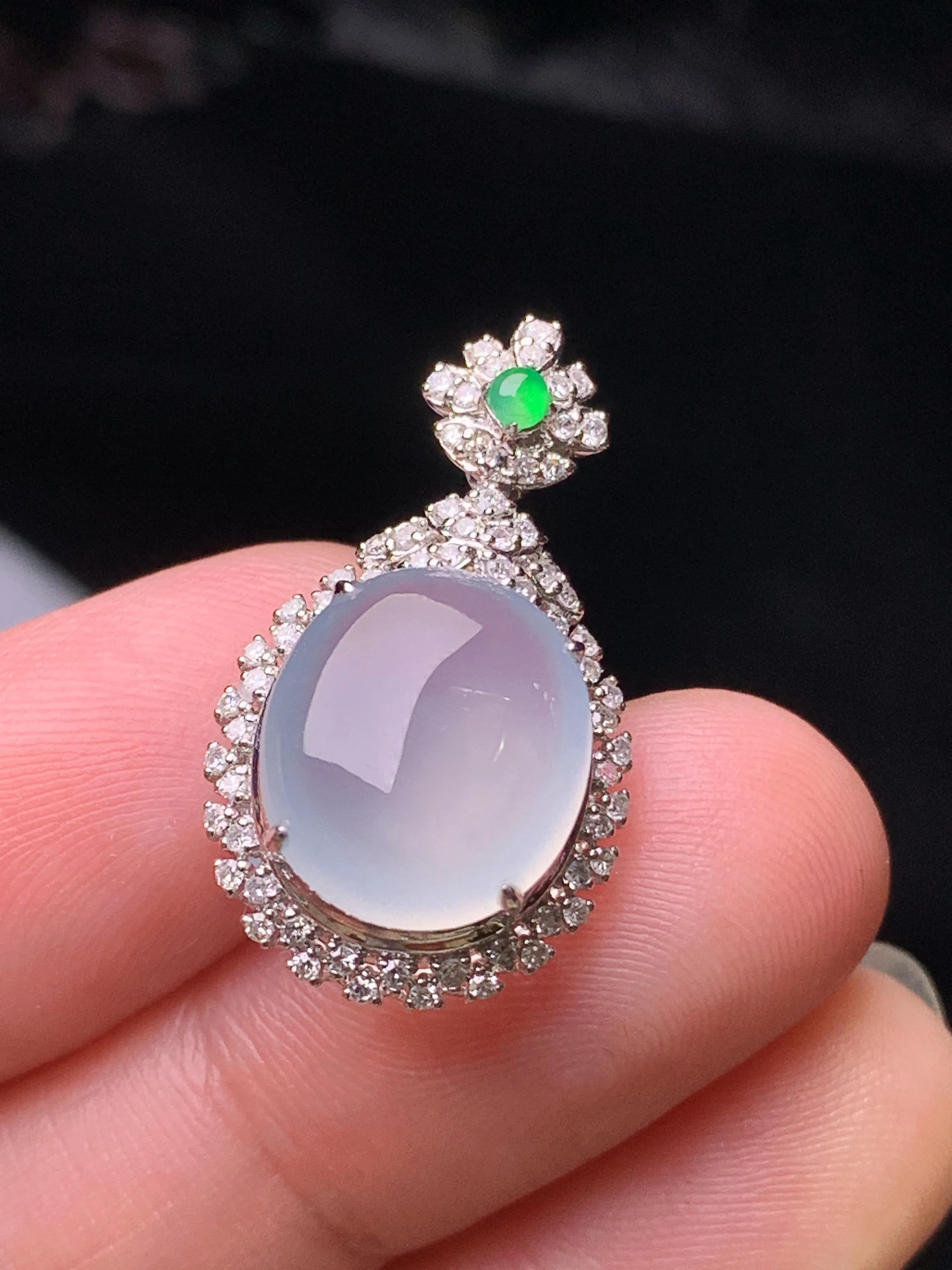 18k金钻镶嵌冰种蛋面吊坠 玉质细腻 水润亮眼 色泽艳丽 整体尺寸24.6*14.2*9.5