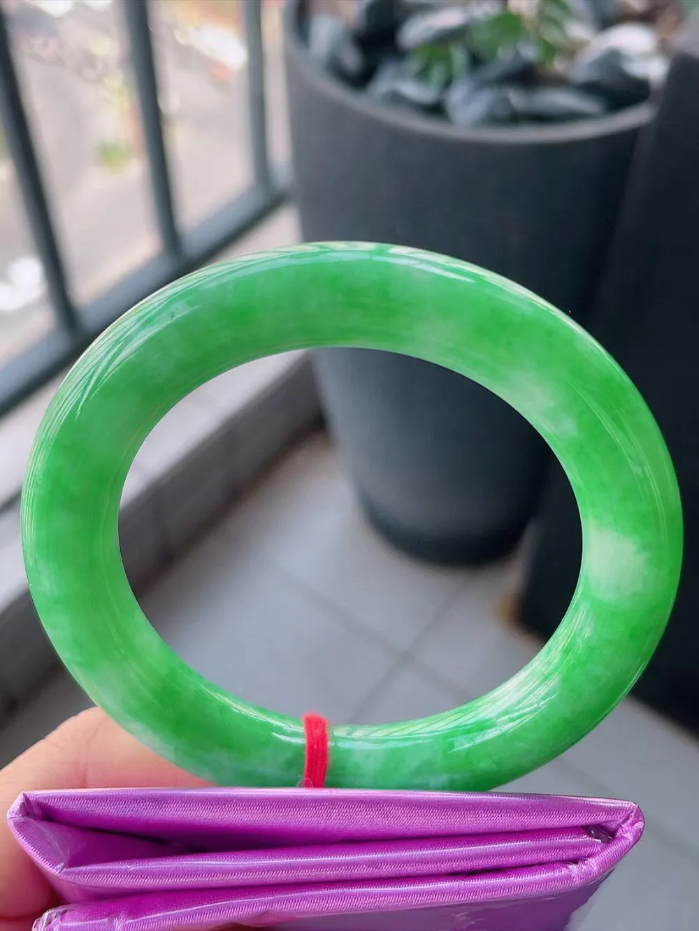 【翡翠名称】老种冰阳绿56圈口圆条翡翠手镯
【翡翠尺寸】56-10.5-10.5mm mm适合56-58正圈口佩戴
【翡翠描述】缅甸天然翡翠A货，种老水足，玉质细腻，色泽靓丽，性价比高，佩戴效果好！