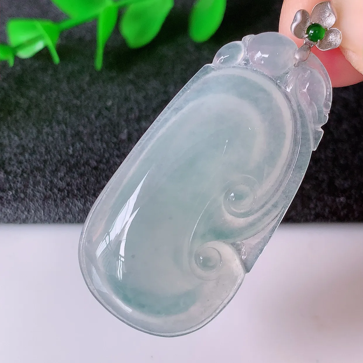 自然光实拍，18k金镶嵌冰种翡翠如意吊坠，寓意顺心如意，事事如意，吉祥如意，细腻饱满，色泽鲜艳，称心