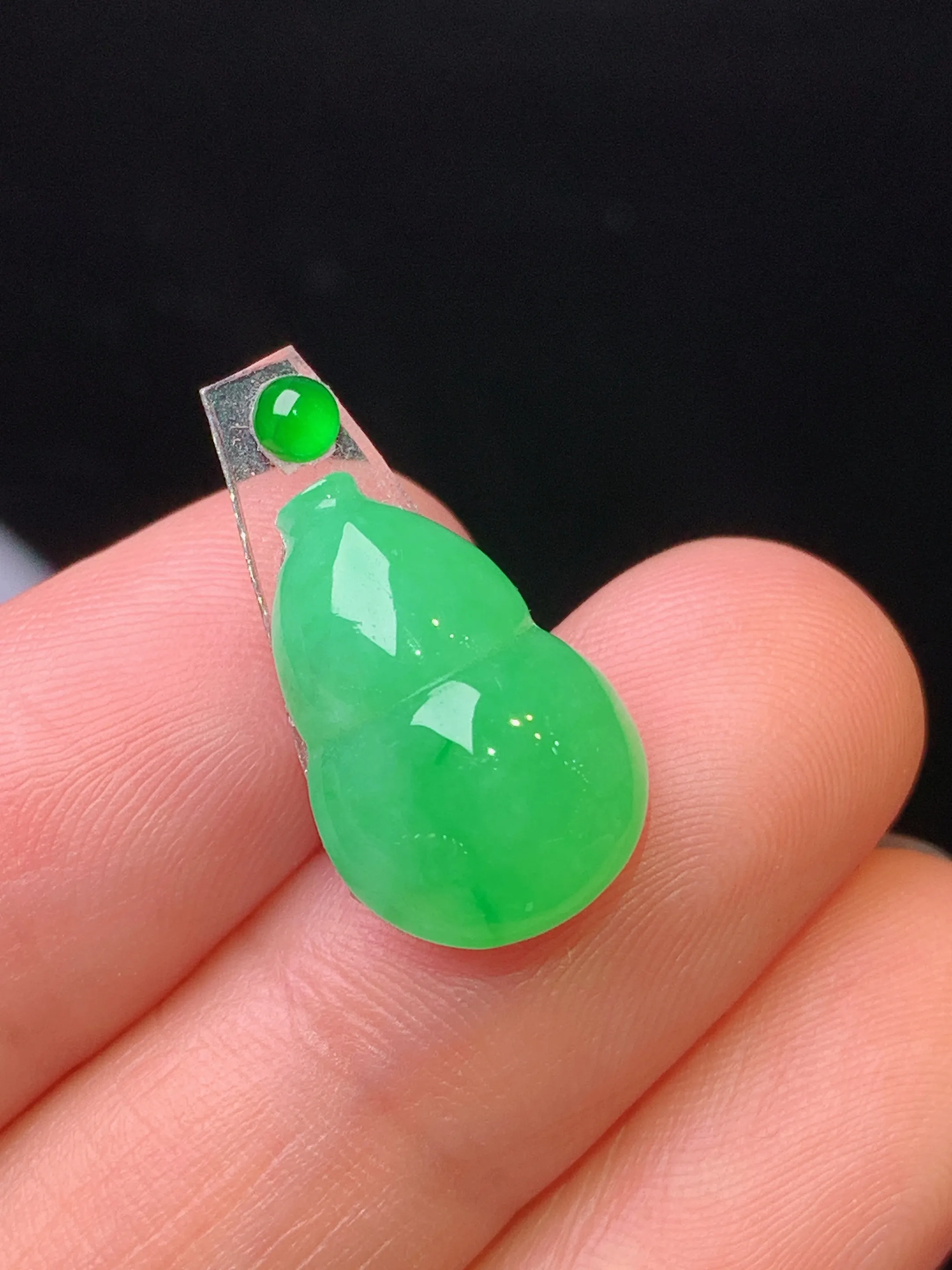 镶嵌款 翠绿葫芦吊坠 玉质细腻 水润亮眼 色泽艳丽 整体尺寸16*10.8*5