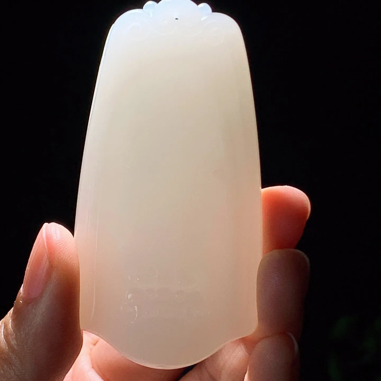 新疆和田玉羊脂白守护平安无事牌子挂件。尺寸74/38/13重70克。白度一级。玉质细腻油润。手推出油。佩戴高端典雅。lt251210