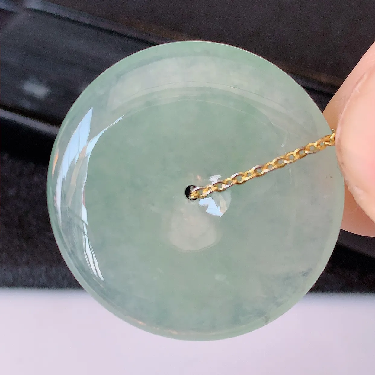 自然光实拍，冰种翡翠平安扣吊坠，翡翠平安扣，平安是福；冰透，很美的料子，平安扣佩戴优雅迷人！#57.7