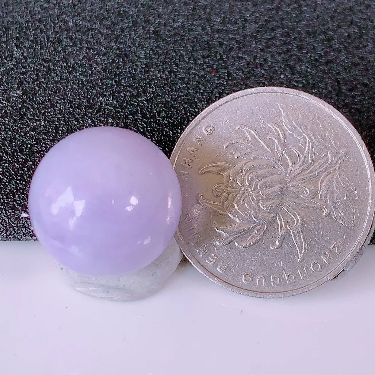 自然光实拍，大颗紫罗兰翡翠圆珠，转运珠吊坠，寓意“时来运转，财源滚滚” 寓意佳，荧光灼灼，转运珠佩戴时尚优雅！#05.11尺寸16.8