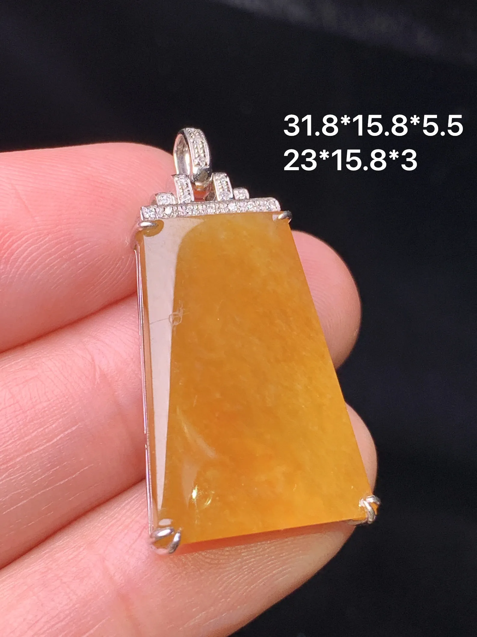 18k金钻镶嵌黄翡无事牌吊坠 玉质细腻 水润亮眼 色泽艳丽 整体尺寸31.8*15.8*5.5