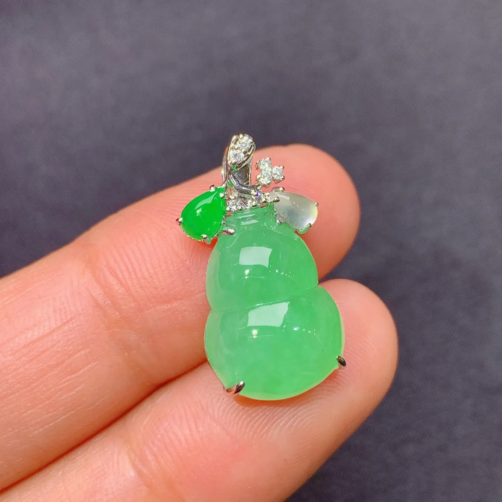 晴绿葫芦吊坠，18k金镶嵌，冰润色阳，玉质细腻，种水足 尺寸20.6*10.9*6.3