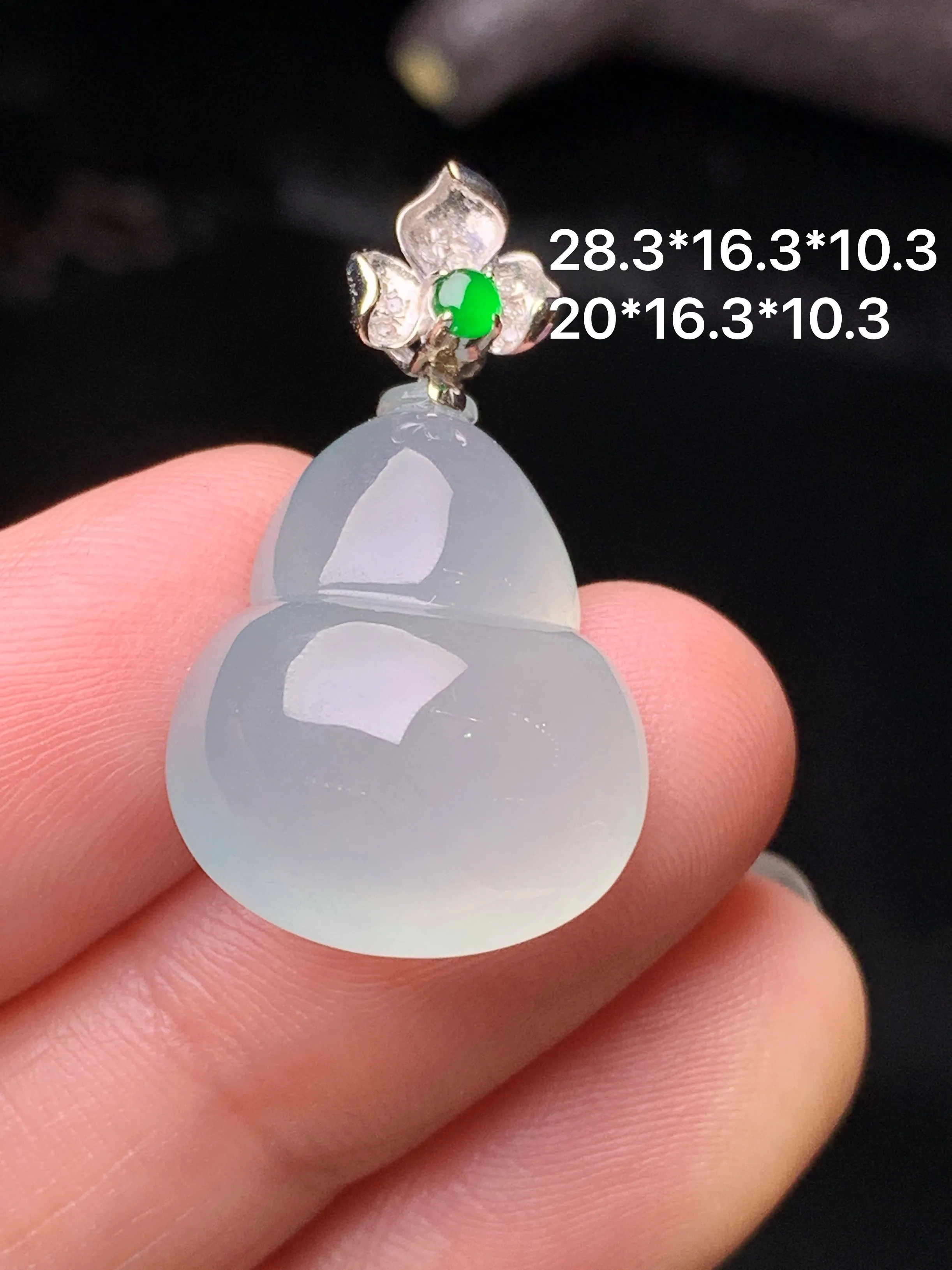 18k金钻镶嵌冰种葫芦吊坠 玉质细腻 水润亮眼 色泽艳丽 整体尺寸28.3*16.3*10.3