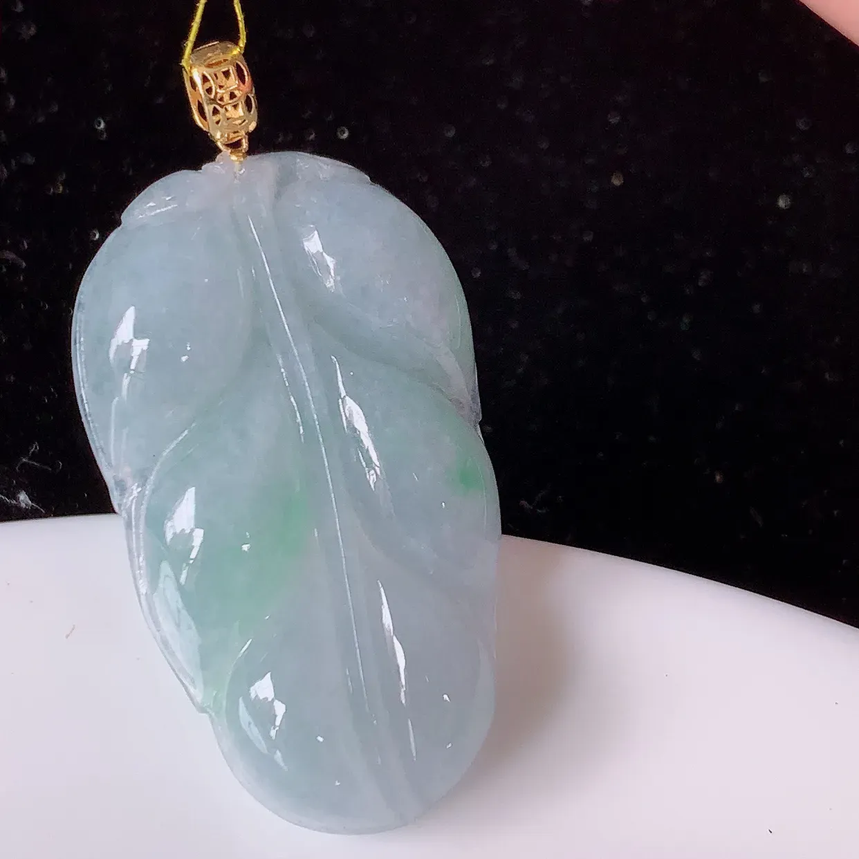 18K金镶嵌春带彩翡翠叶子吊坠 ，种水足，色泽清新，工艺精湛，叶子寓意美好；金枝玉叶，事业有成。#35.11