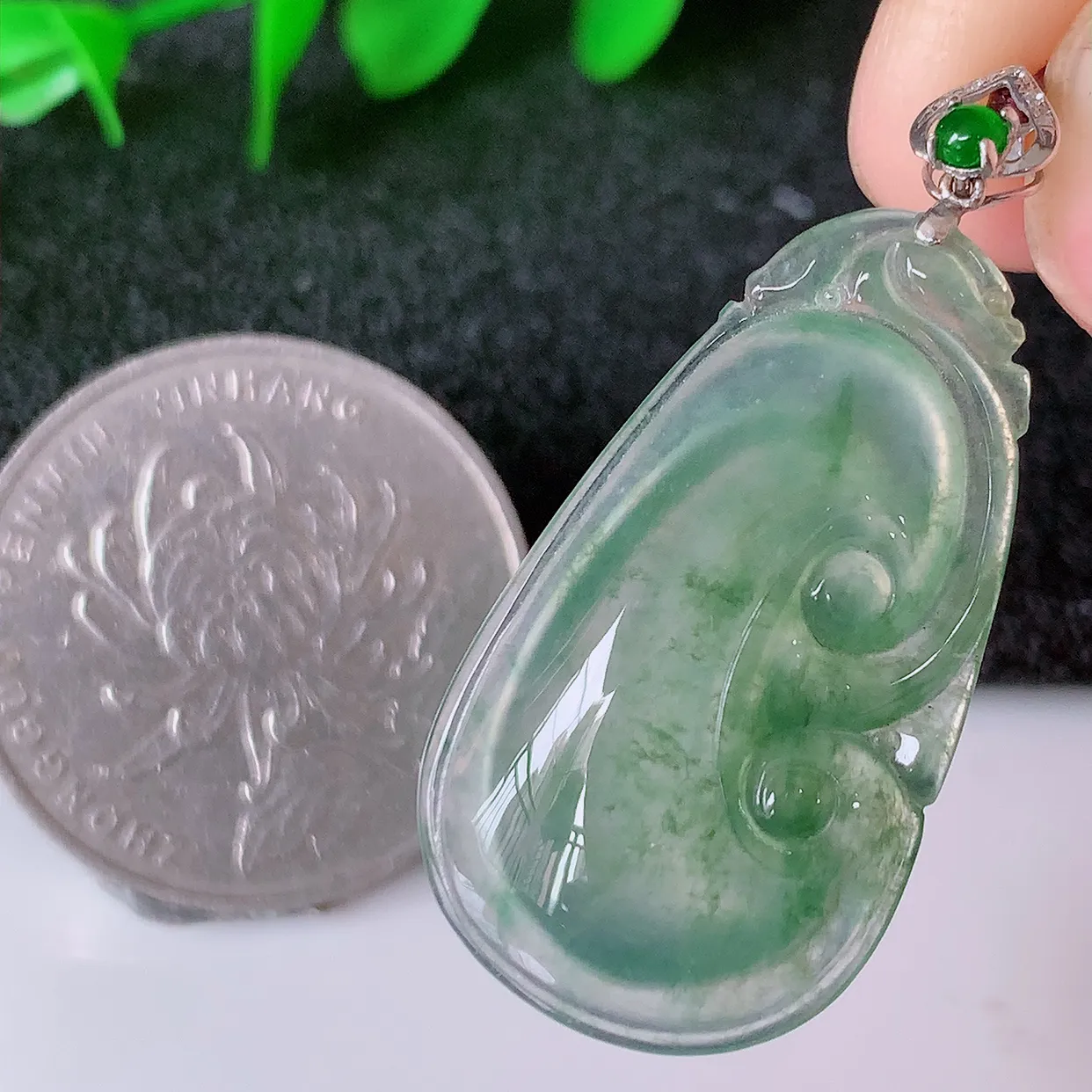 自然光实拍，18k金镶嵌冰种飘花翡翠如意吊坠，寓意顺心如意，事事如意，吉祥如意，细腻饱满，色泽鲜艳，称心如意佩戴优雅时尚！#12.11整体35.8裸石30*17*4.5