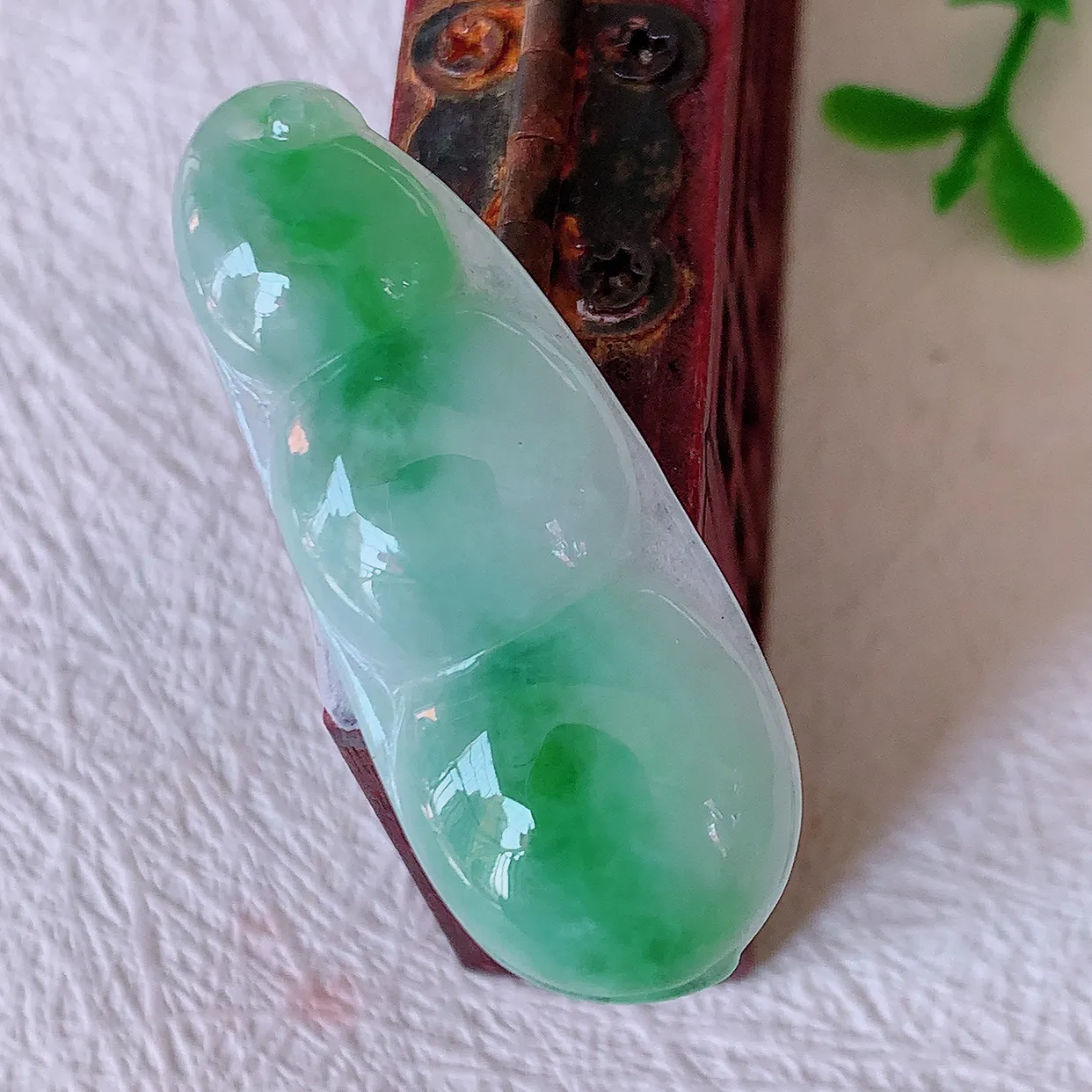 自然光实拍，冰润飘绿翡翠四季豆吊坠，平安豆福豆玉坠，冰润通透，豆粒饱满，寓意：豆蔻年华！#57.7