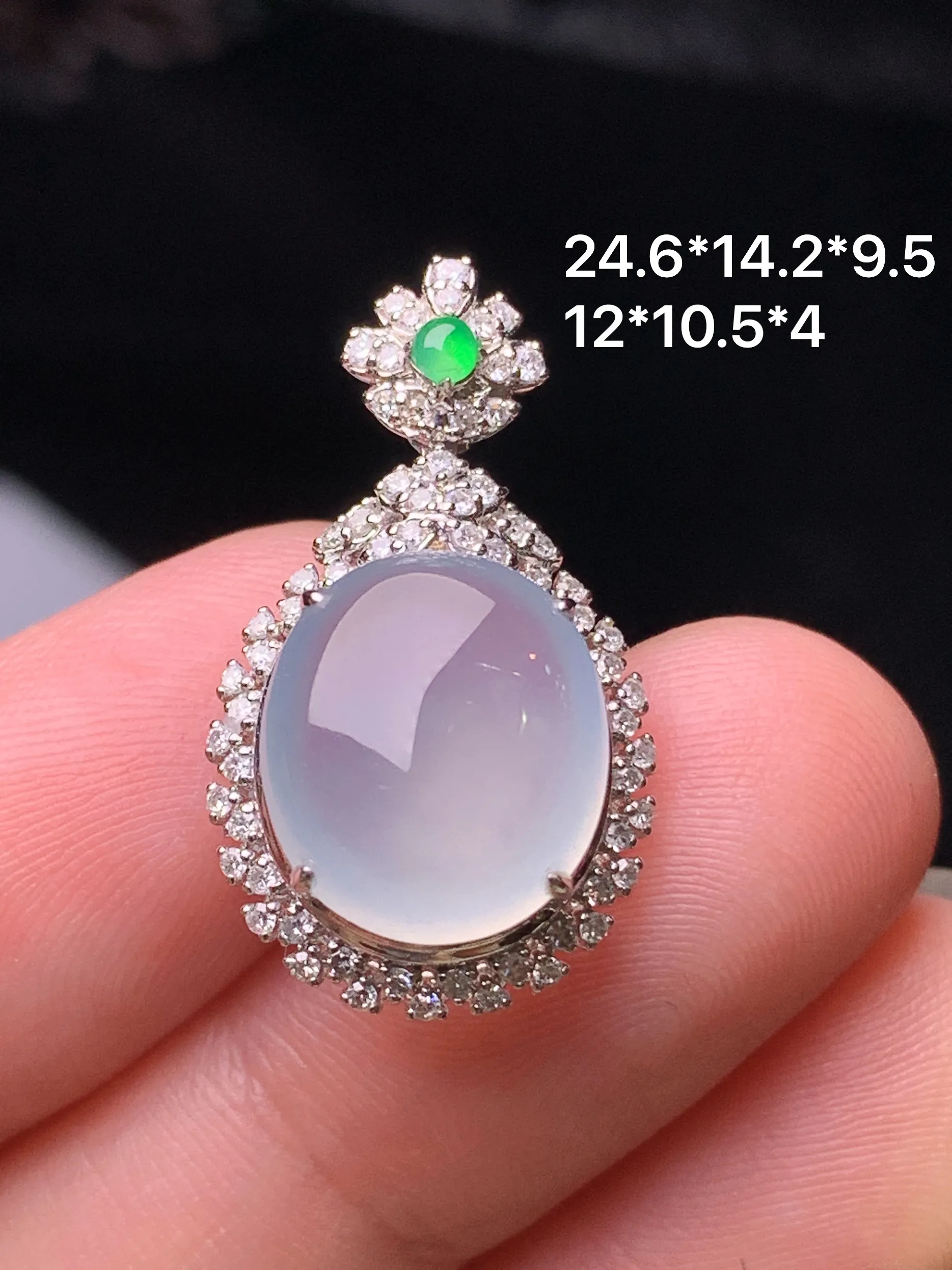 18k金钻镶嵌冰种蛋面吊坠 玉质细腻 水润亮眼 色泽艳丽 整体尺寸24.6*14.2*9.5