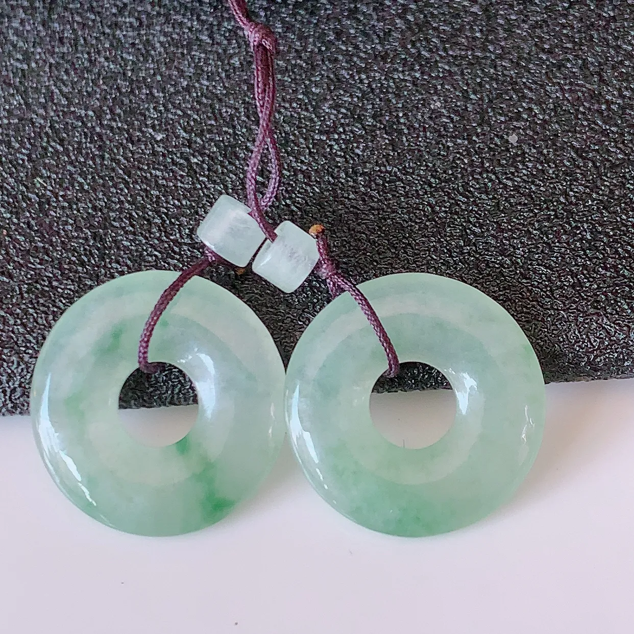 自然光实拍，冰种飘花翡翠一对平安扣耳坠，翠色灵动，玉质细腻，颜色漂亮，品相佳，佩戴佳品！配图银线 #49.7