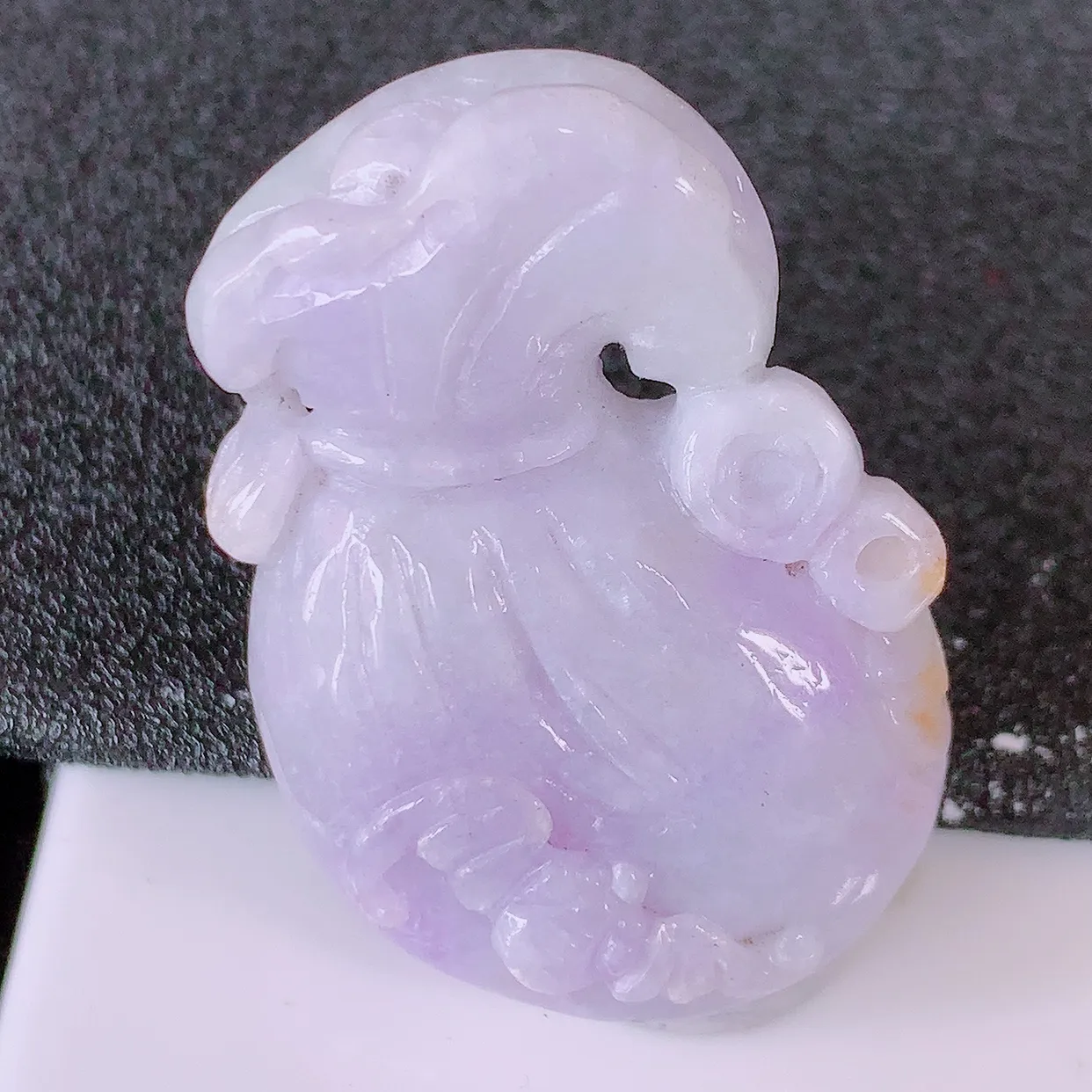 自然光实拍，冰润紫罗兰翡翠招财钱袋子吊坠，寓意“代代有福，代代有财，腰缠万贯”玉质细腻，佩戴效果佳！