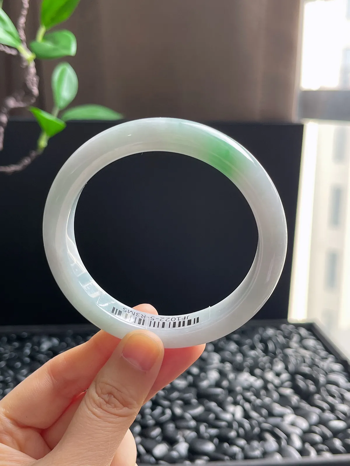 正圈60圈口，翡翠糯化种飘绿手镯