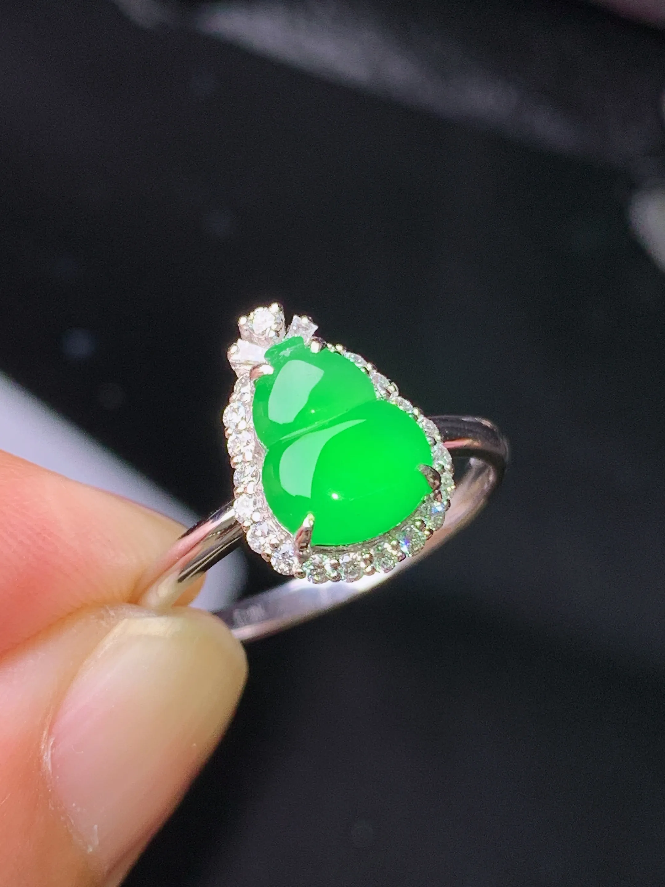 18k金钻镶嵌满绿葫芦戒指 玉质细腻 水润亮眼 色泽艳丽 圈口14 整体尺寸12.5*9.2*6.3