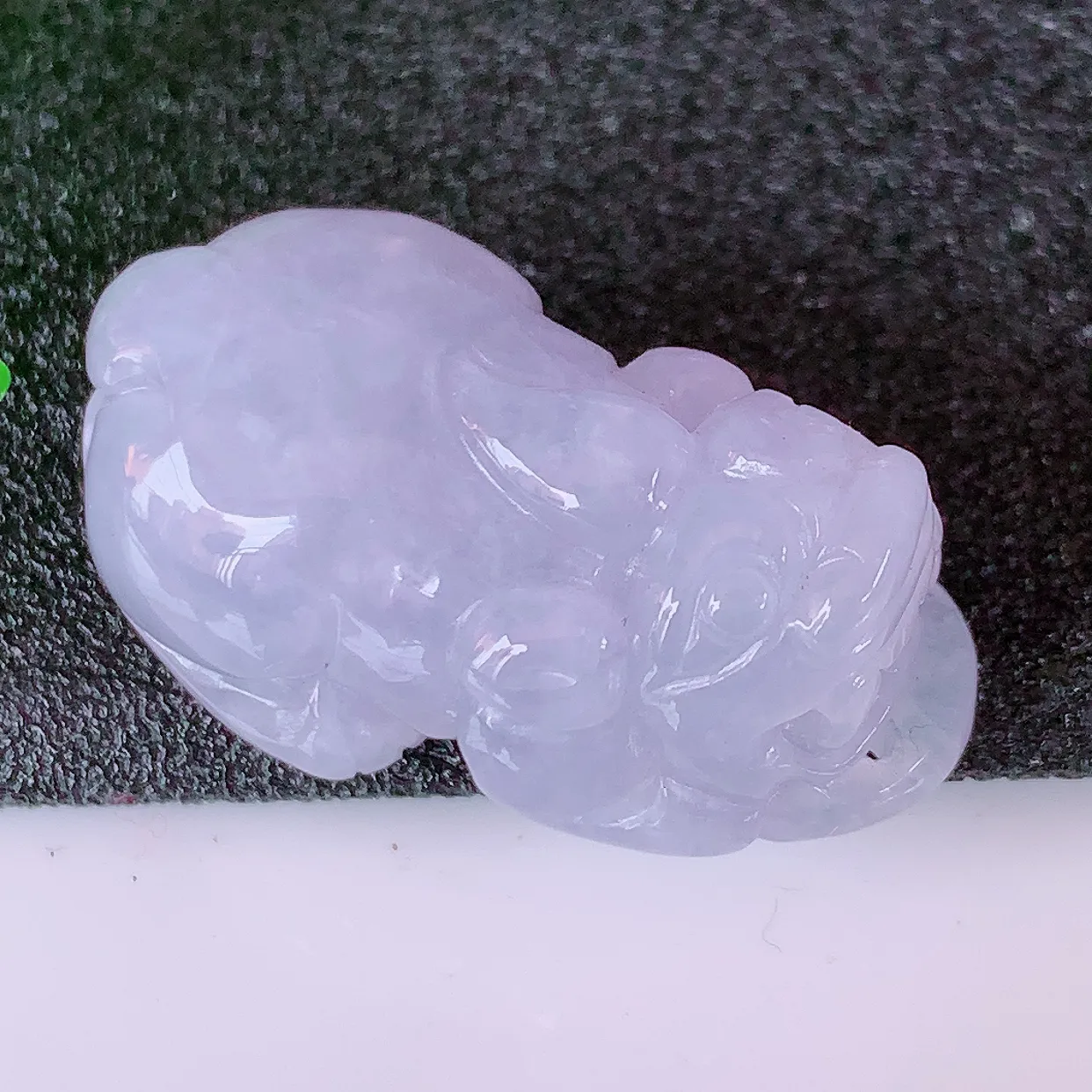 自然光实拍，冰胶紫罗兰翡翠招财貔貅吊坠，民间有“一摸貔貅运程旺盛，再摸貔貅财运滚滚，三摸貔貅平步青云