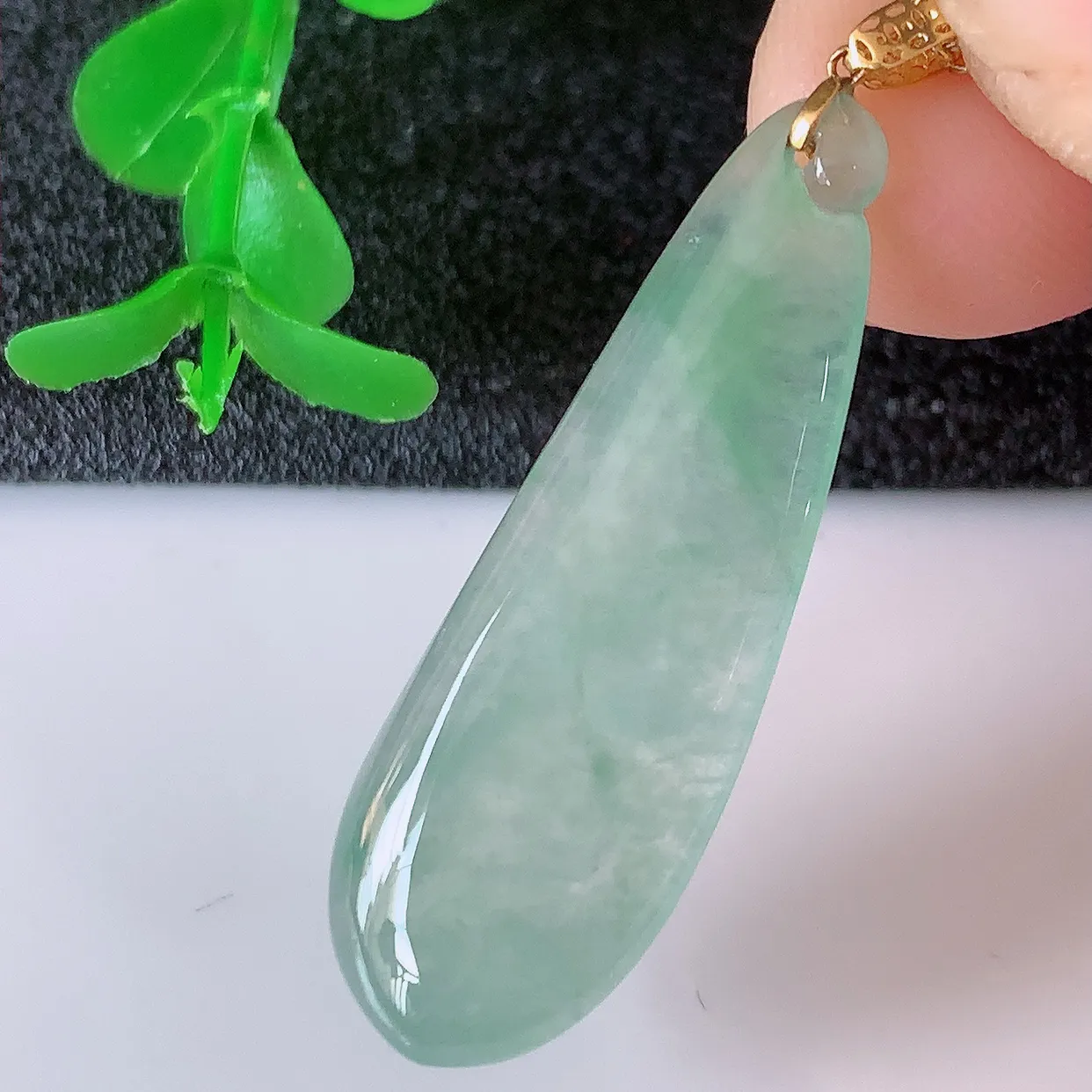 18K金镶嵌冰种满绿翡翠招财福瓜吊坠，精美饱满福瓜，种水足，形态圆润饱满，福相十足 ！#41.11