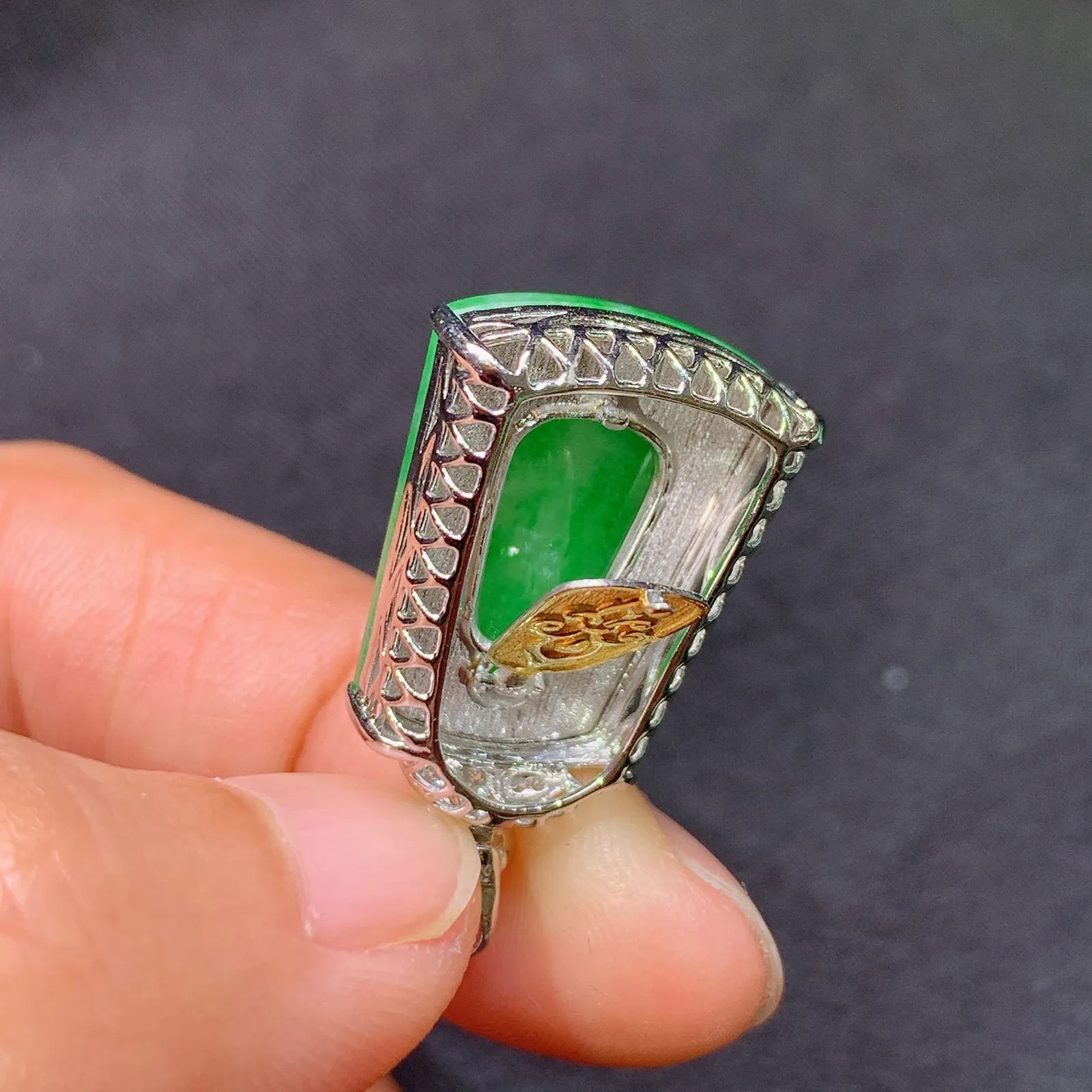 阳绿无事牌吊坠，18k金镶嵌，冰润色阳，种老水足 Fj尺寸27.9*16*6