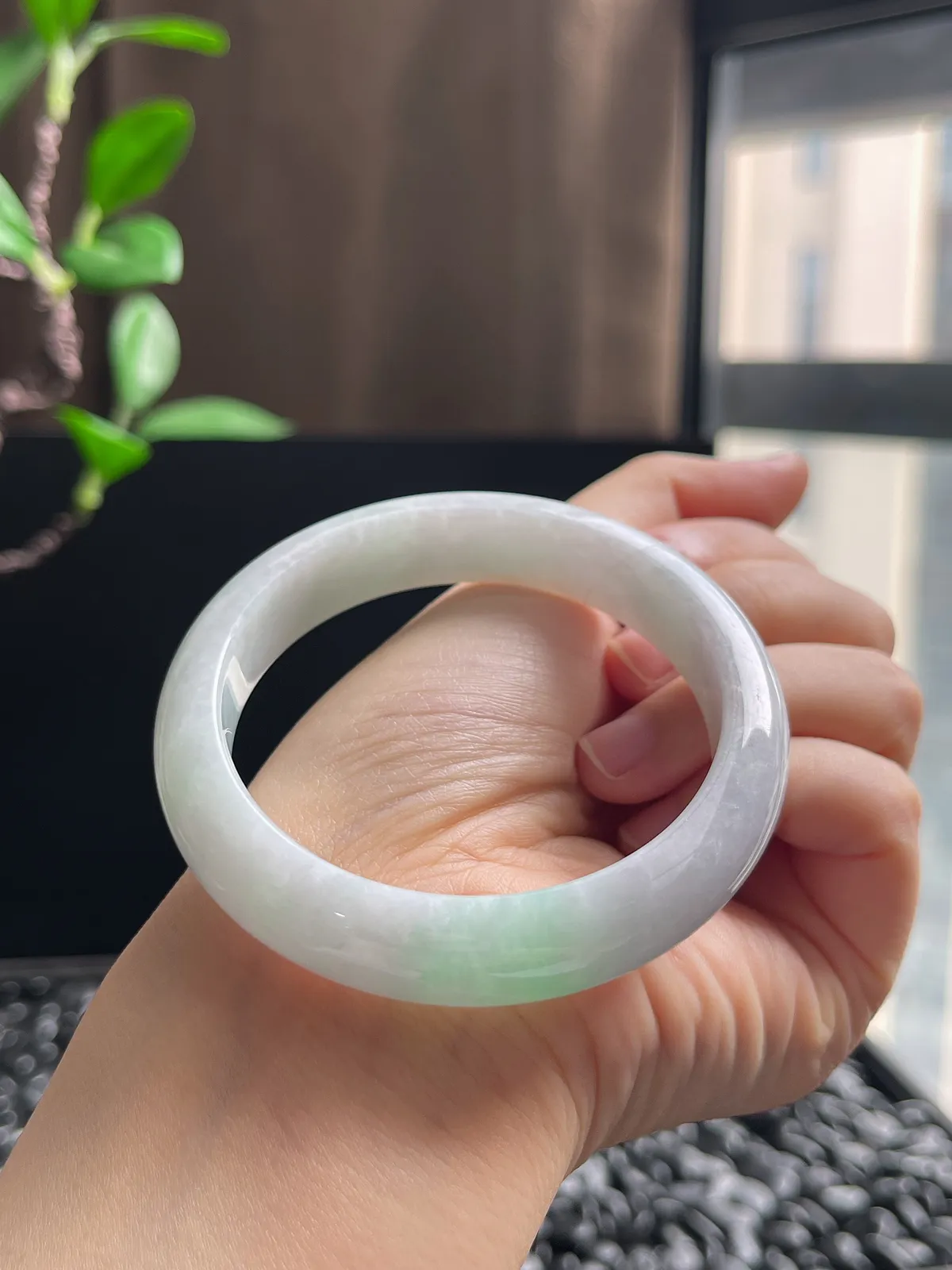 正圈55圈口，翡翠糯化种飘绿手镯