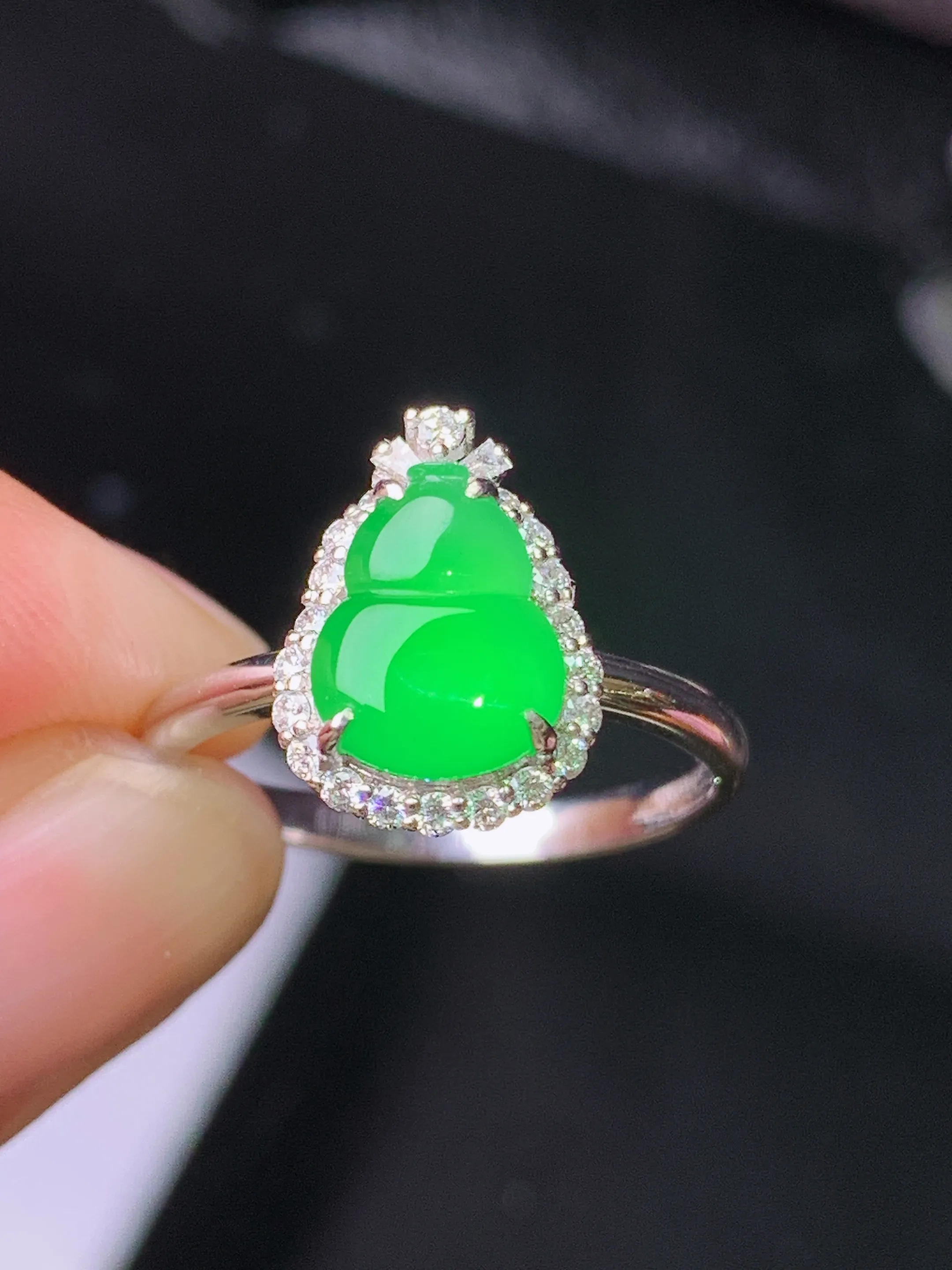 18k金钻镶嵌满绿葫芦戒指 玉质细腻 水润亮眼 色泽艳丽 圈口14 整体尺寸12.5*9.2*6.3