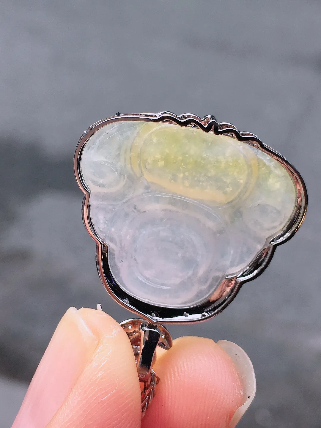 飘黄翡佛公吊坠，色泽艳丽，玉质细腻，荧光感超
强，饱满圆润，尽显优雅气质，18k
金豪华镶嵌