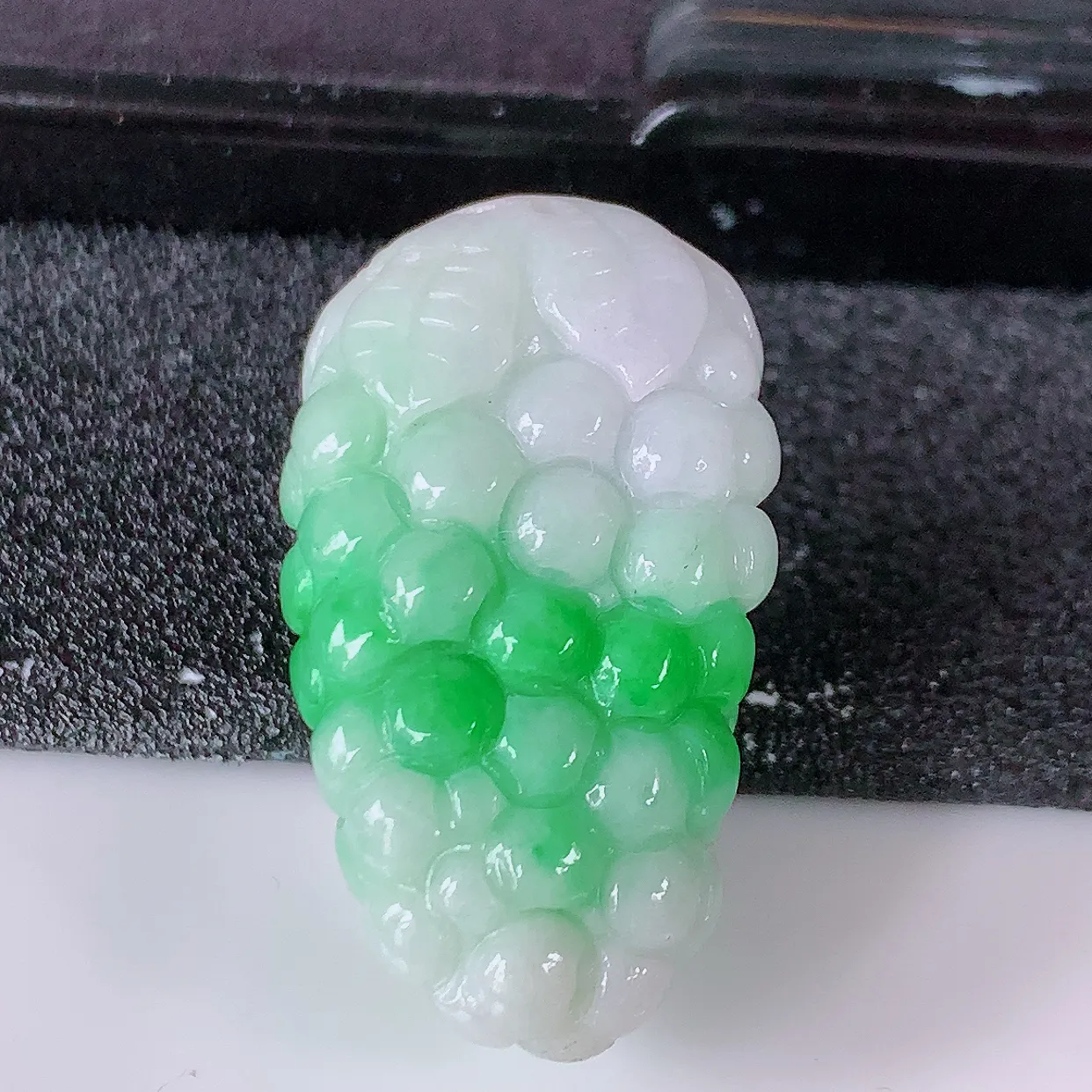 自然光实拍，多子多福葡萄冰润飘绿翡翠吊坠，种老水足，雕工精湛 ，寓意美好，佩戴时尚出众！#1.11