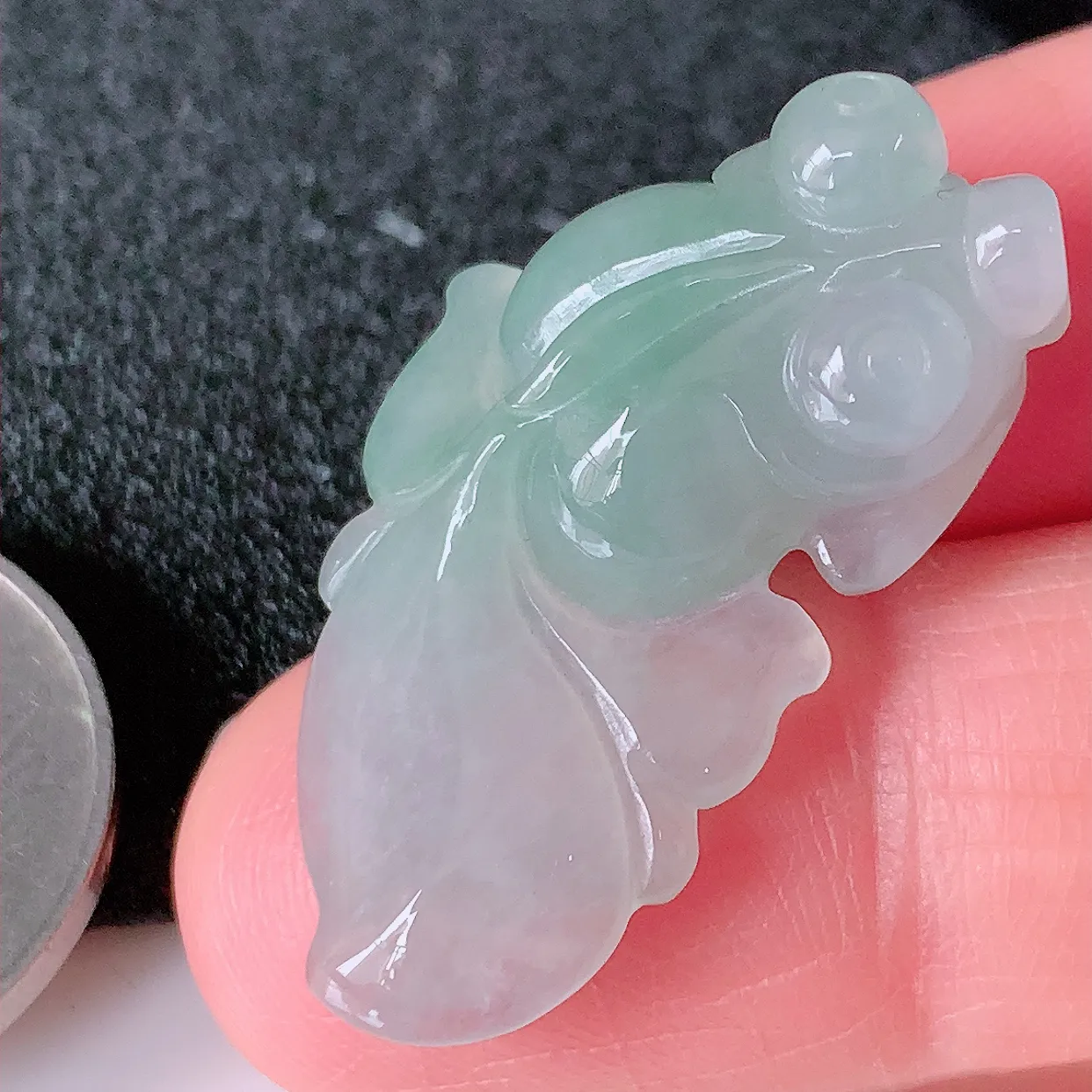 自然光实拍，冰种翡翠年年有余，自由自在玉吊坠，寓意财源广进，雕工婉约，栩栩如生，佩戴优雅迷人！#32