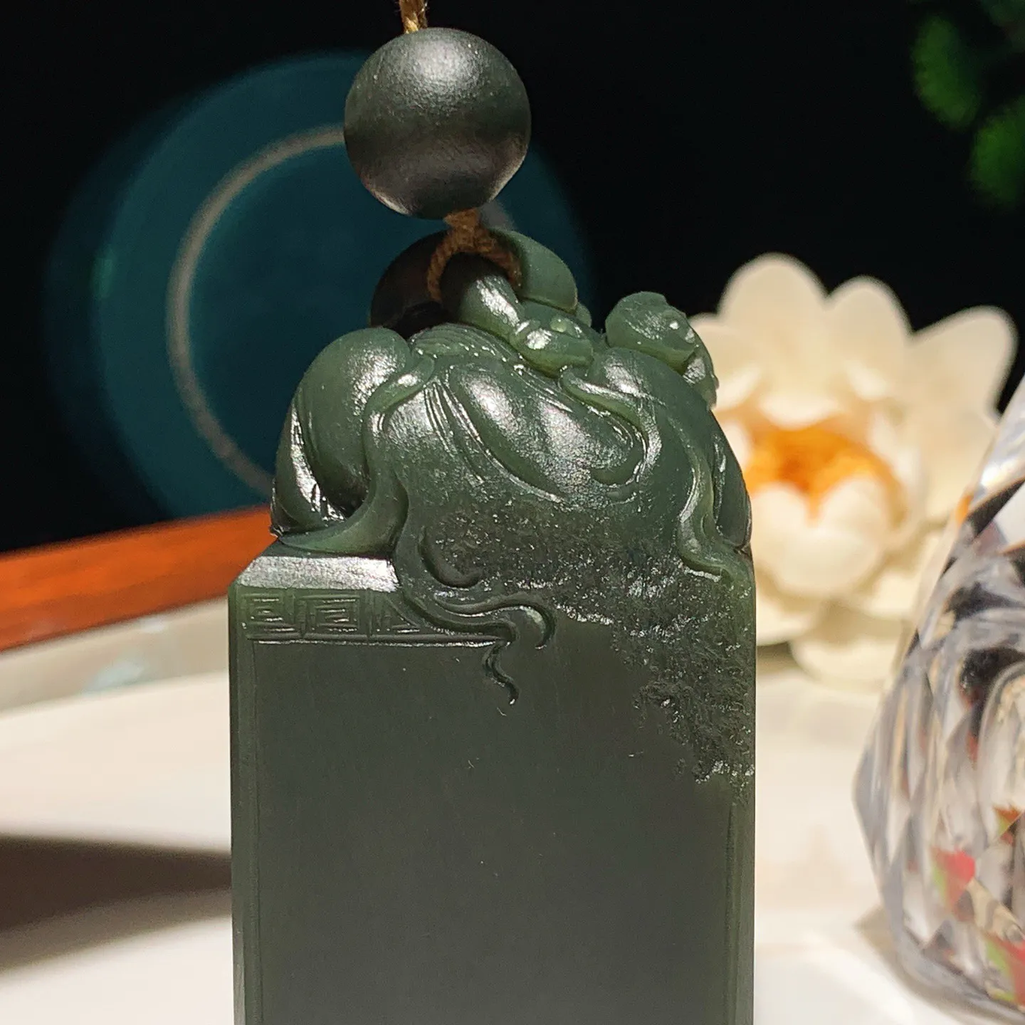 新疆和田玉塔青招财童子印章 尺寸60/36/35重178克。玉质细腻油润。手推出油。佩戴高端典雅。lt251210