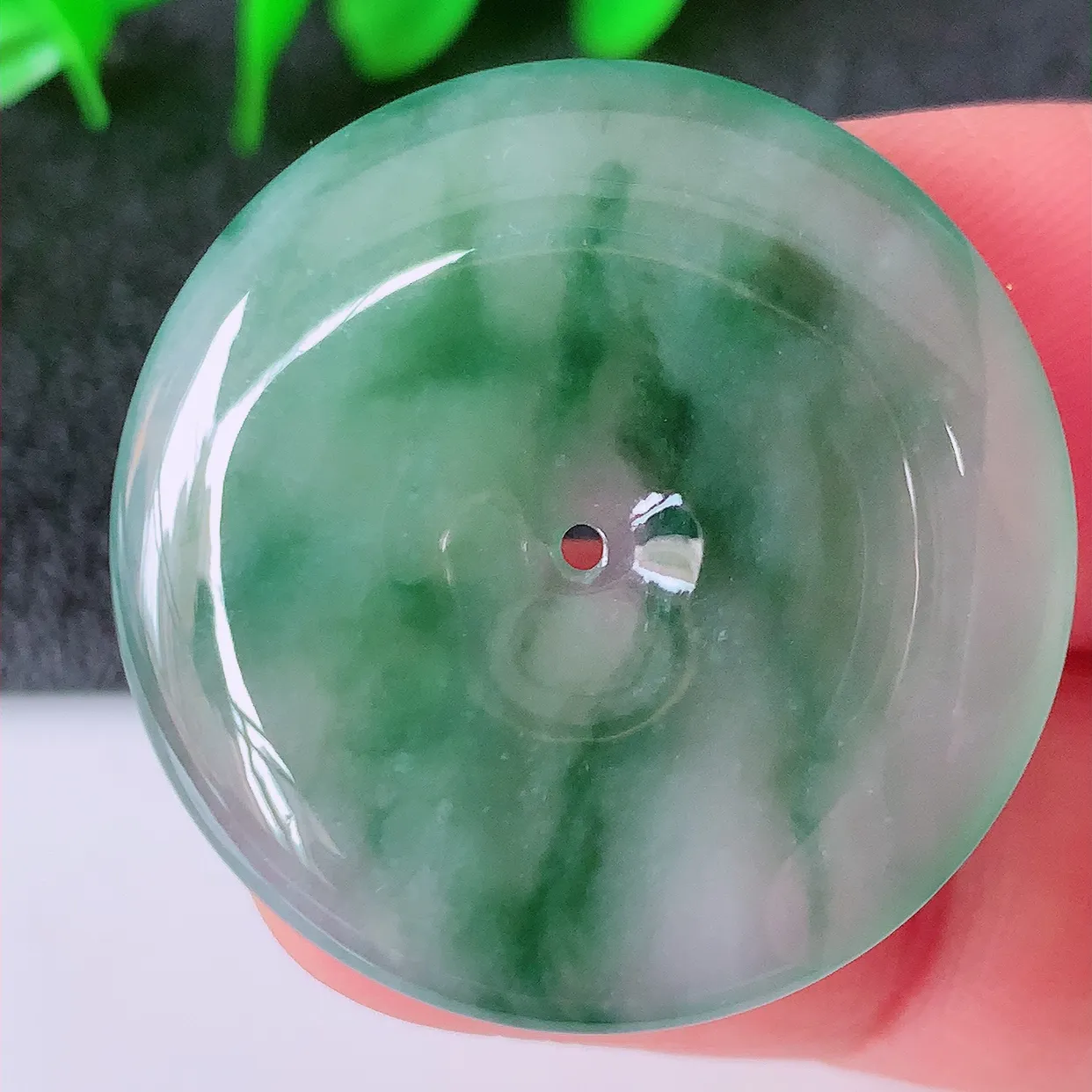 自然光实拍，冰种飘花翡翠平安扣吊坠，玉扣，平安是福；很美的料子，平安扣佩戴优雅迷人！#12.11