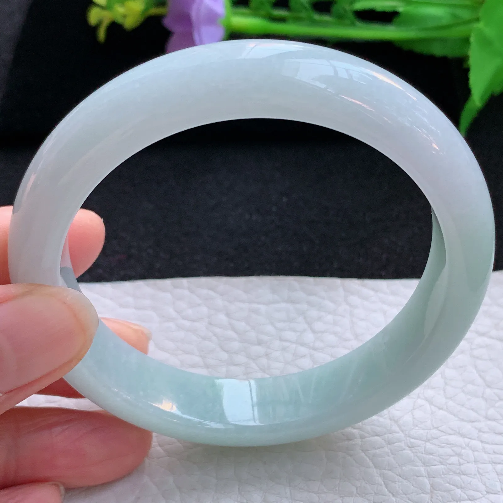 js自然光59*12.5*8.5平安镯 翡翠a货玉手镯胶感浅绿宽边珠宝玉手环