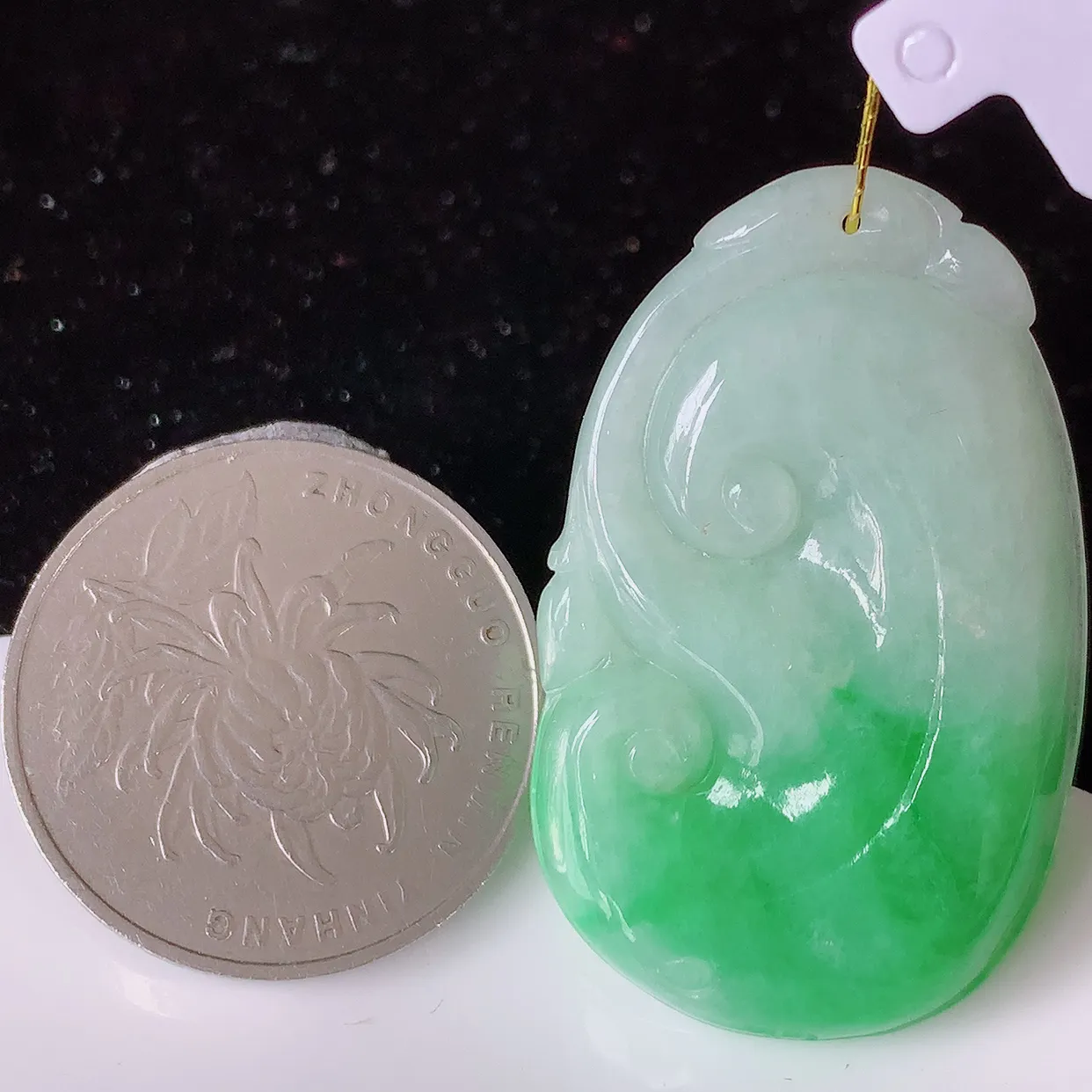 自然光实拍，冰润飘绿翡翠如意吊坠，翠色灵动，饱满，万事如意，如意一生，配戴精美！#35.11