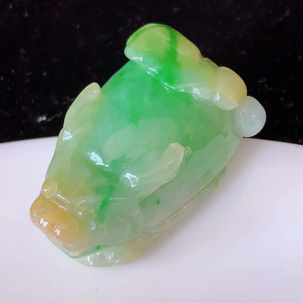 自然光实拍，冰润黄加绿翡翠招财貔貅吊坠，民间有“一摸貔貅运程旺盛，再摸貔貅财运滚滚，三摸貔貅平步青云 ”的美好祝愿。#02.7