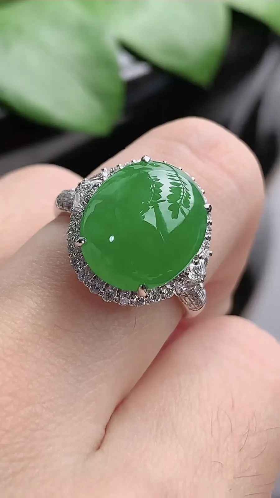 a货翡翠老坑种18K金伴钻镶嵌阳绿蛋面戒指 圈口17.4裸石尺寸12.8×11mm 重量5.16g 