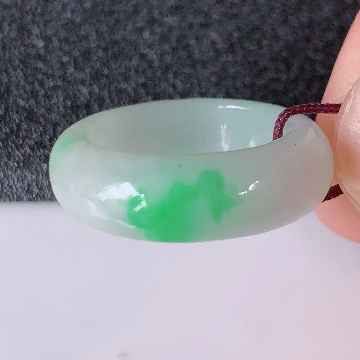 自然光实拍，16.2mm内径飘绿翡翠指环，玉戒指，玉质莹润，好精美好冰润的指环，12圈口，上手纤巧！