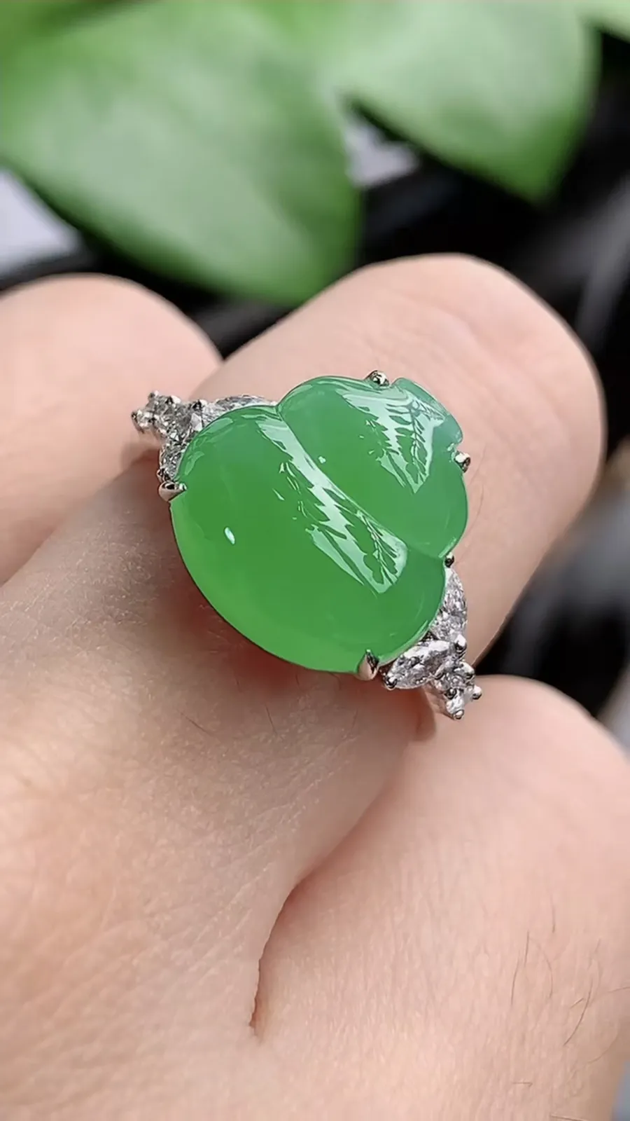 a货翡翠老坑冰种18K金伴钻镶嵌阳绿葫芦戒指 圈口17.7裸石尺寸12×12mm 重量4.73g 1206
