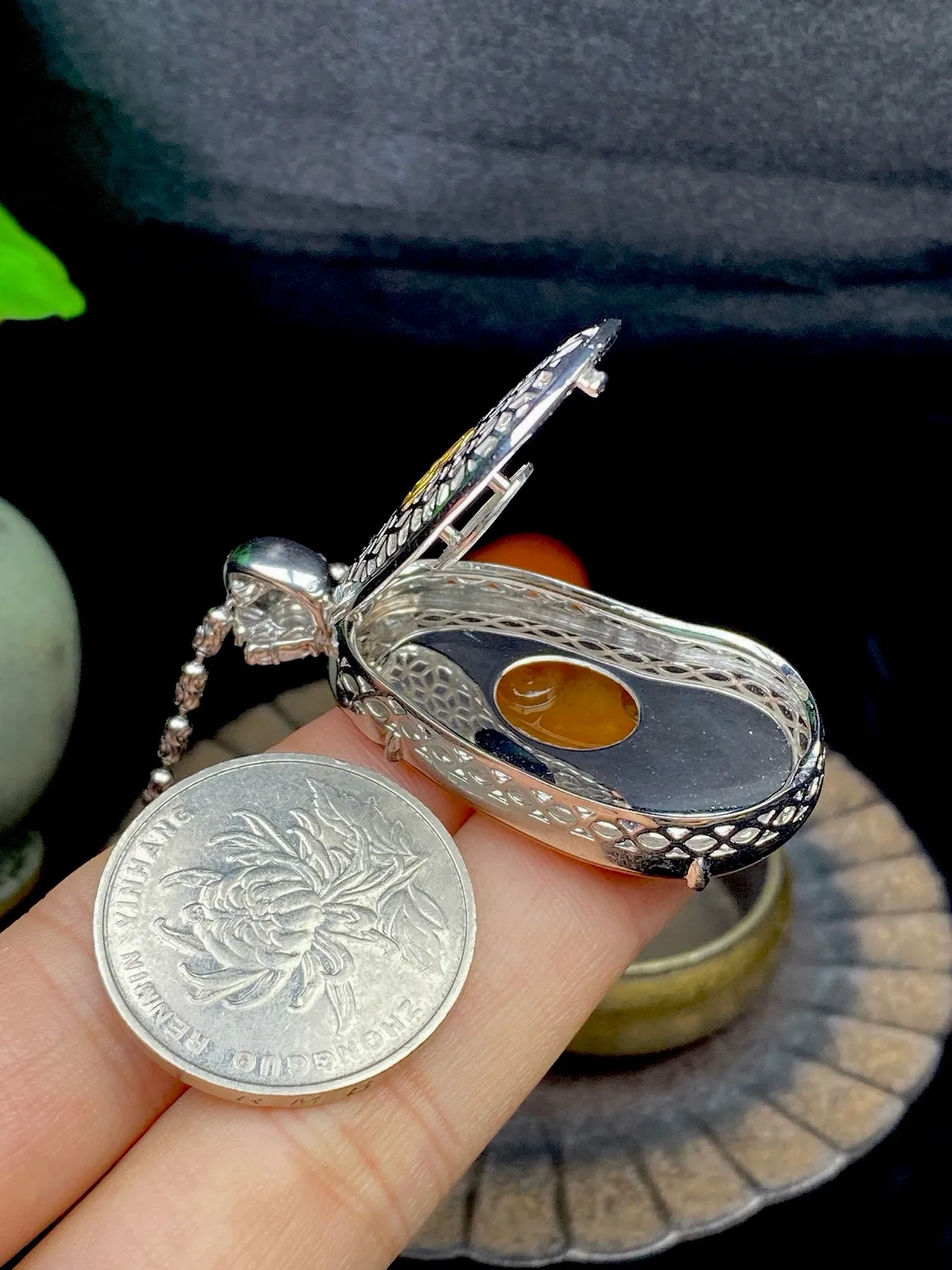 【冰种黄翡如意吊坠】种水很好，颜色漂亮，浓郁纯正，上身佩戴效果上佳，冰润通透，晶莹闪亮，18K金钻镶嵌，裸石尺寸36.5*20.1*4.5毫米