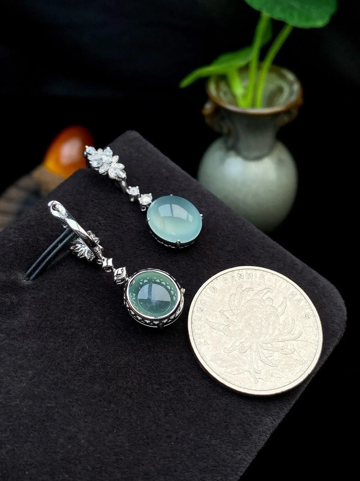 【冰种蛋面耳坠】质地细润，起刚起荧光，18K金钻镶嵌，裸石尺寸11.4*10*4.8毫米