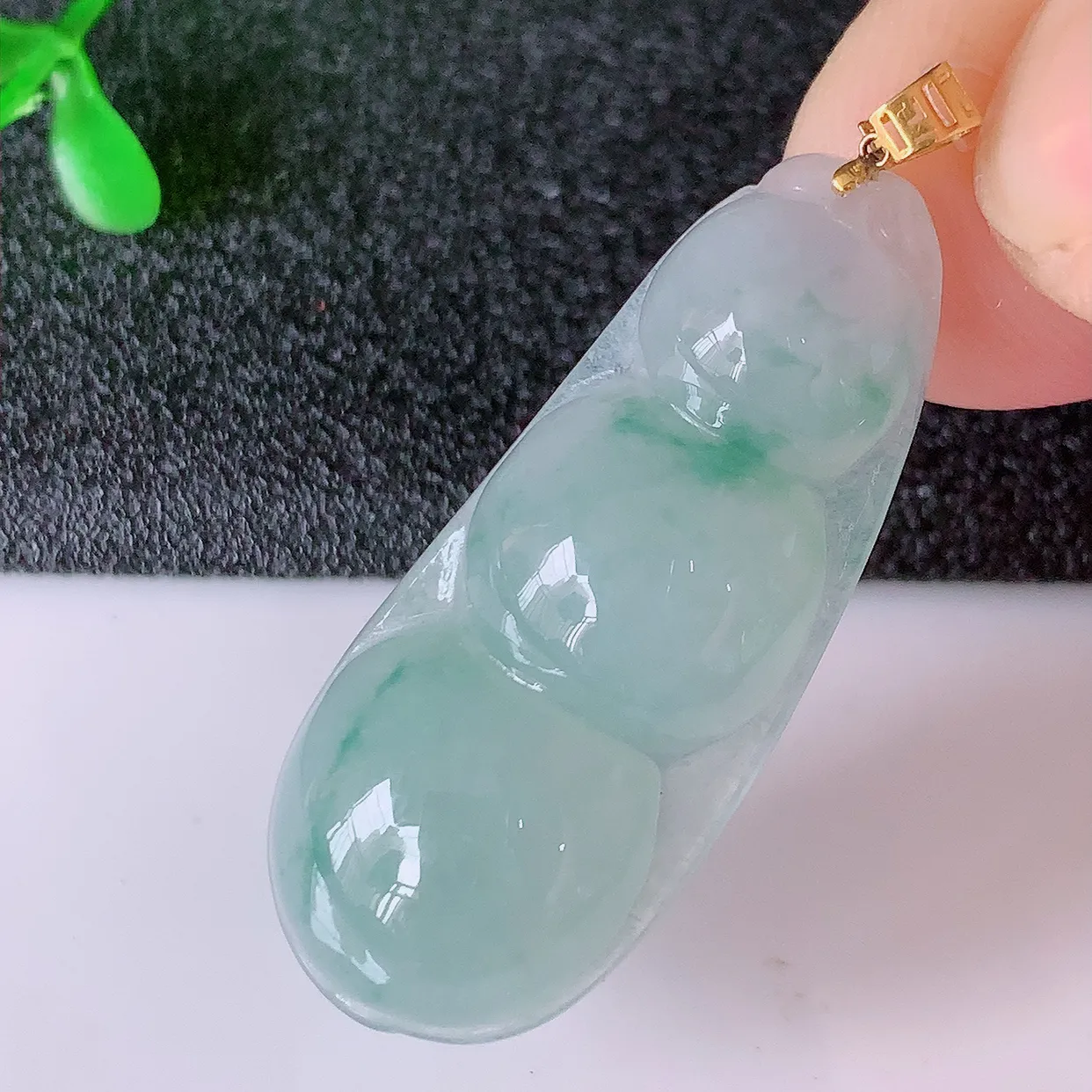 18K金镶嵌冰种飘花翡翠四季豆吊坠，平安豆福豆玉坠，冰润通透，豆粒饱满，寓意：豆蔻年华！#49.11