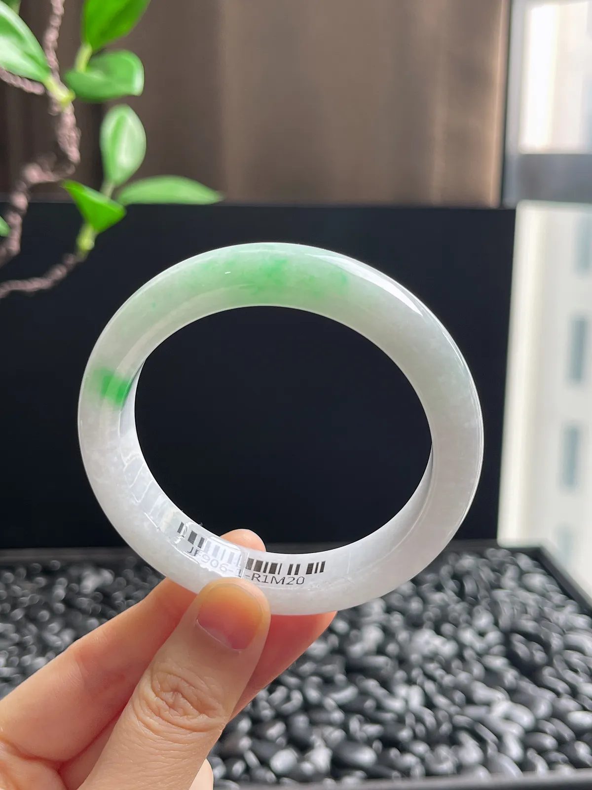 正圈55.8圈口，翡翠糯化种飘绿手镯