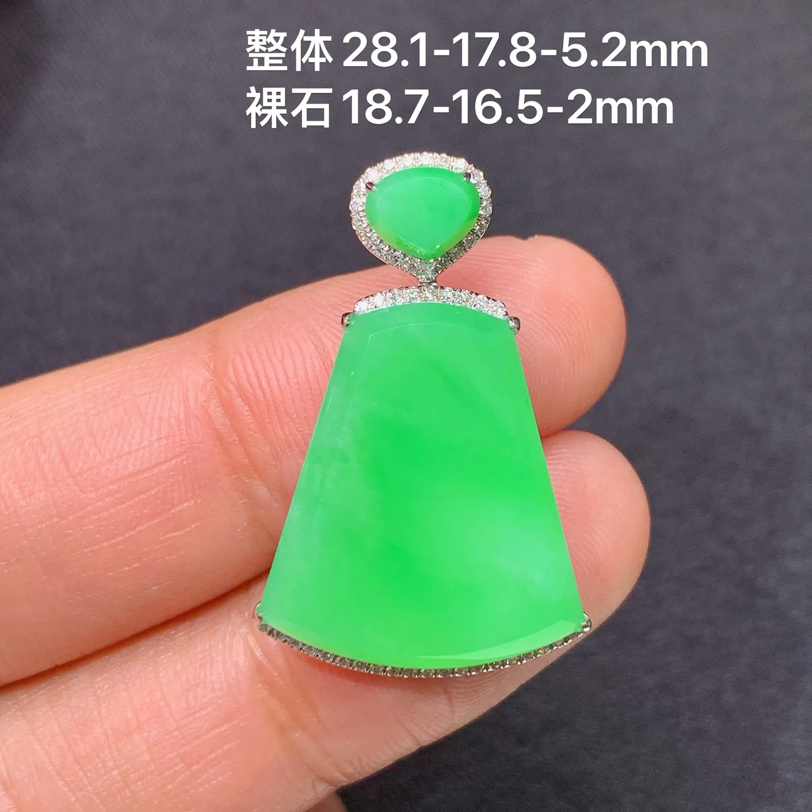 甜绿无事牌吊坠，18k金镶嵌，冰润色阳，种老水足 xu 尺寸28.1*17.8*5.2