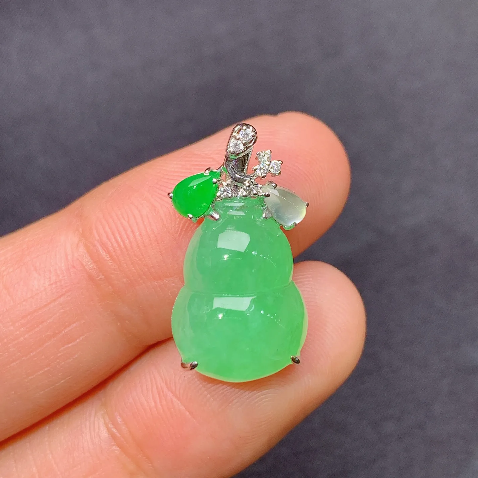 晴绿葫芦吊坠，18k金镶嵌，冰润色阳，玉质细腻，种水足 尺寸20.6*10.9*6.3