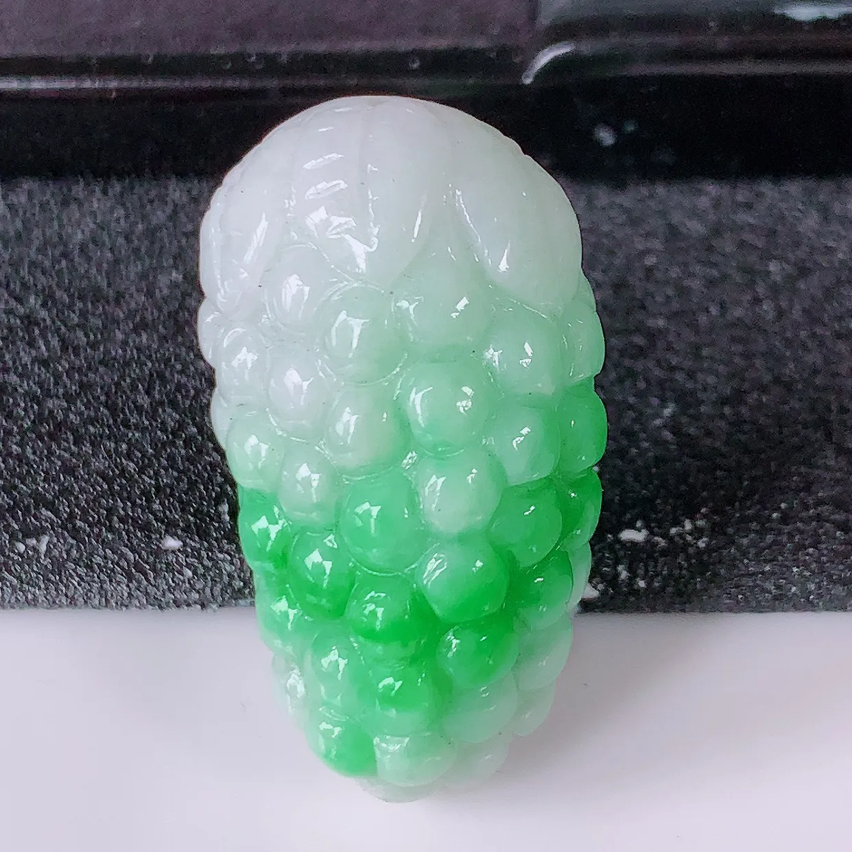 自然光实拍，多子多福葡萄冰润飘绿翡翠吊坠，种老水足，雕工精湛 ，寓意美好，佩戴时尚出众！#1.11