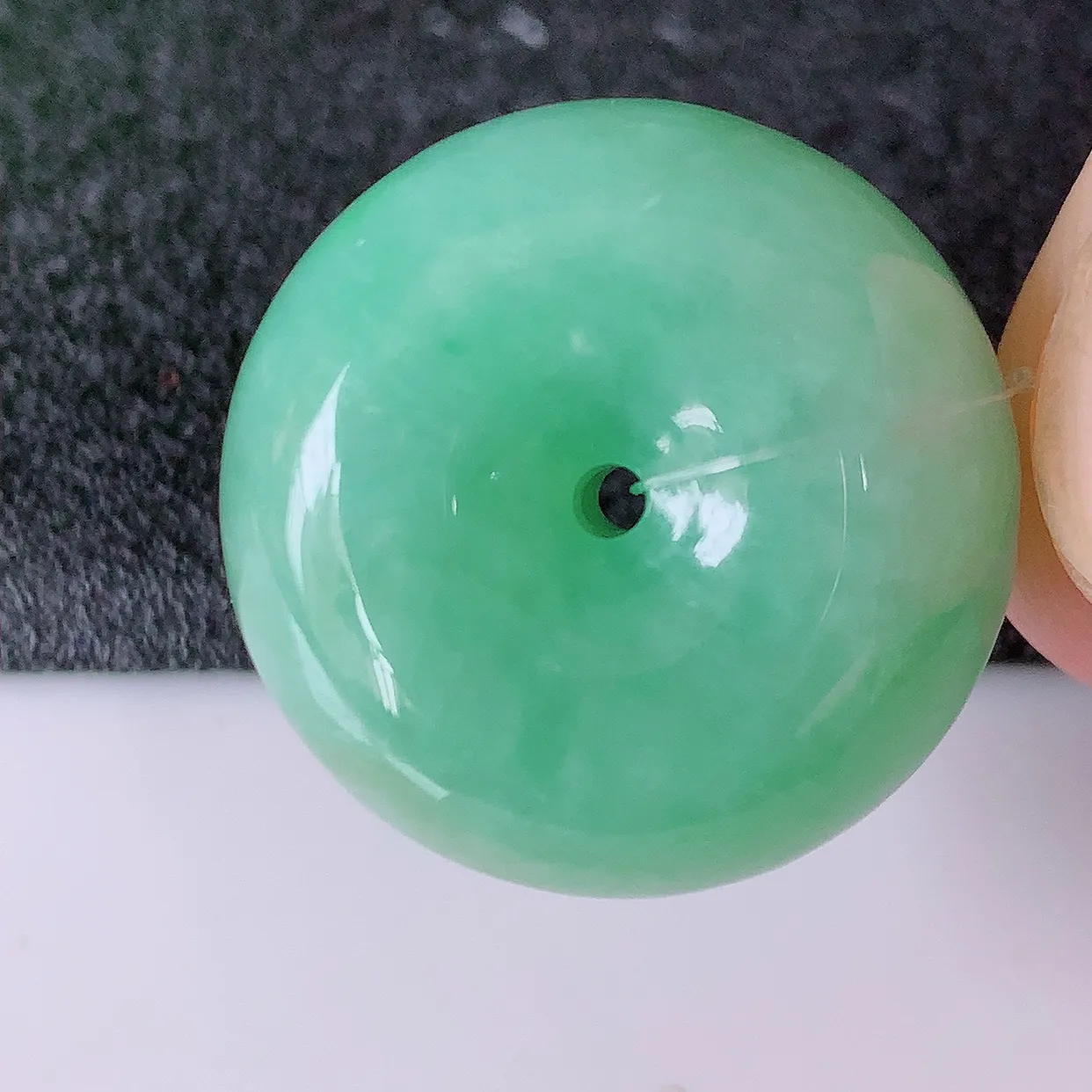 自然光实拍，冰润满绿翡翠路路通吊坠，寓意时来运转、财源滚滚，款式新颖时尚，日常百搭的款！配图银链#4