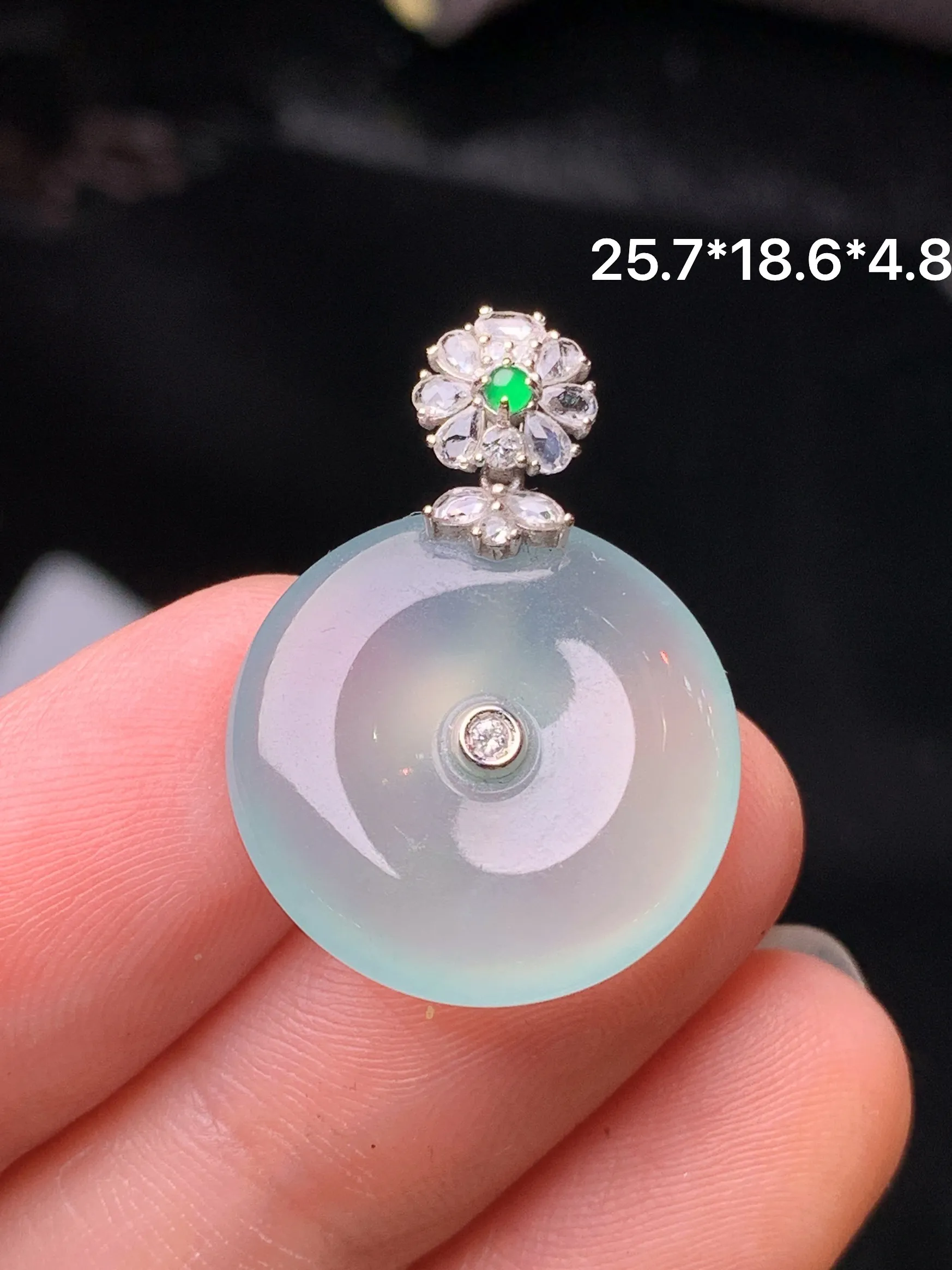 18k金钻镶嵌冰种葫芦吊坠 玉质细腻 水润亮眼 色泽艳丽 整体尺寸25.7*18.6*4.8