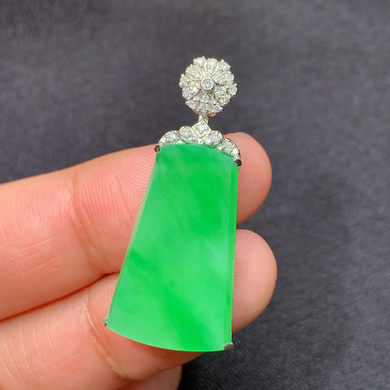 甜绿无事牌吊坠，18k金镶嵌，冰润色阳，种老水足 尺寸32.8*14.8*5.9