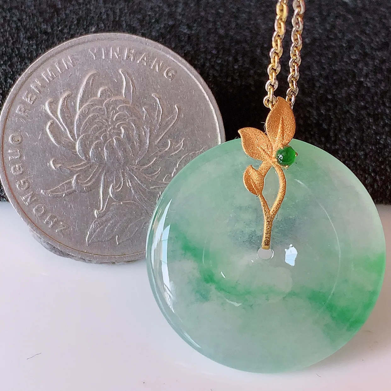 自然光实拍，18K金镶嵌冰种飘绿翡翠平安扣吊坠，玉扣，冰润光泽，寓意平平安安，平安扣佩戴时尚漂亮！#41.11整体28*24.5*5.5裸石24.5*24.5