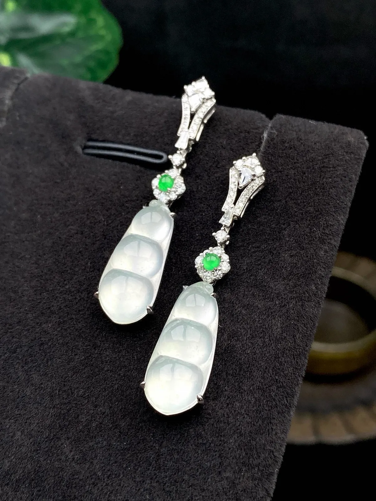 【冰种福豆耳坠】多子多福，豆子品质上佳，饱满度不错，冰润通透，起强胶感，光泽强烈。18K金钻精美镶嵌，裸石尺寸17.5*7.8*4毫米